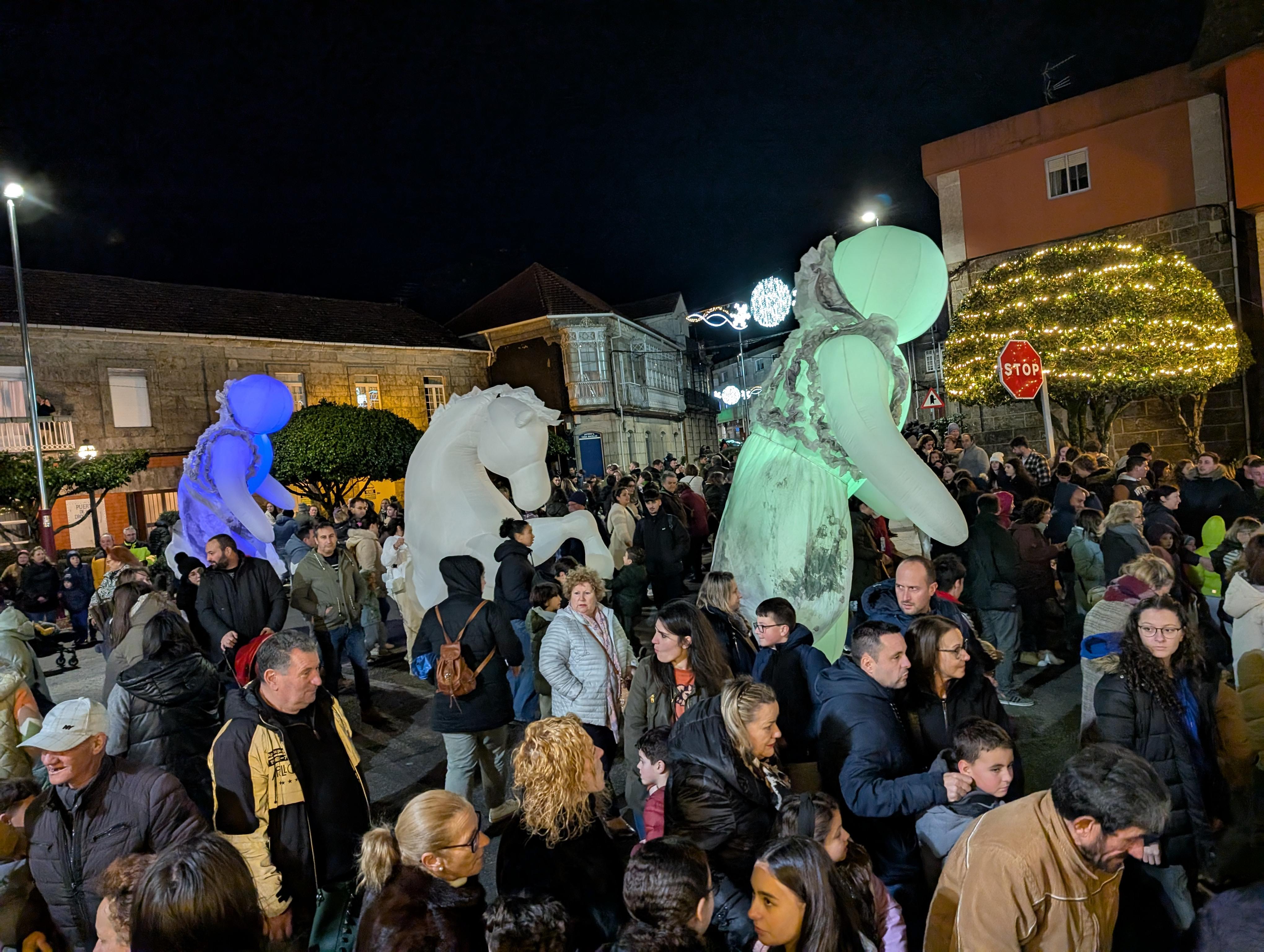 CABALGATA DE REIS 2025: Os Reis Magos chegaron á Cañiza o 4 de xaneiro repartindo ilusión, maxia e moitos caramelos