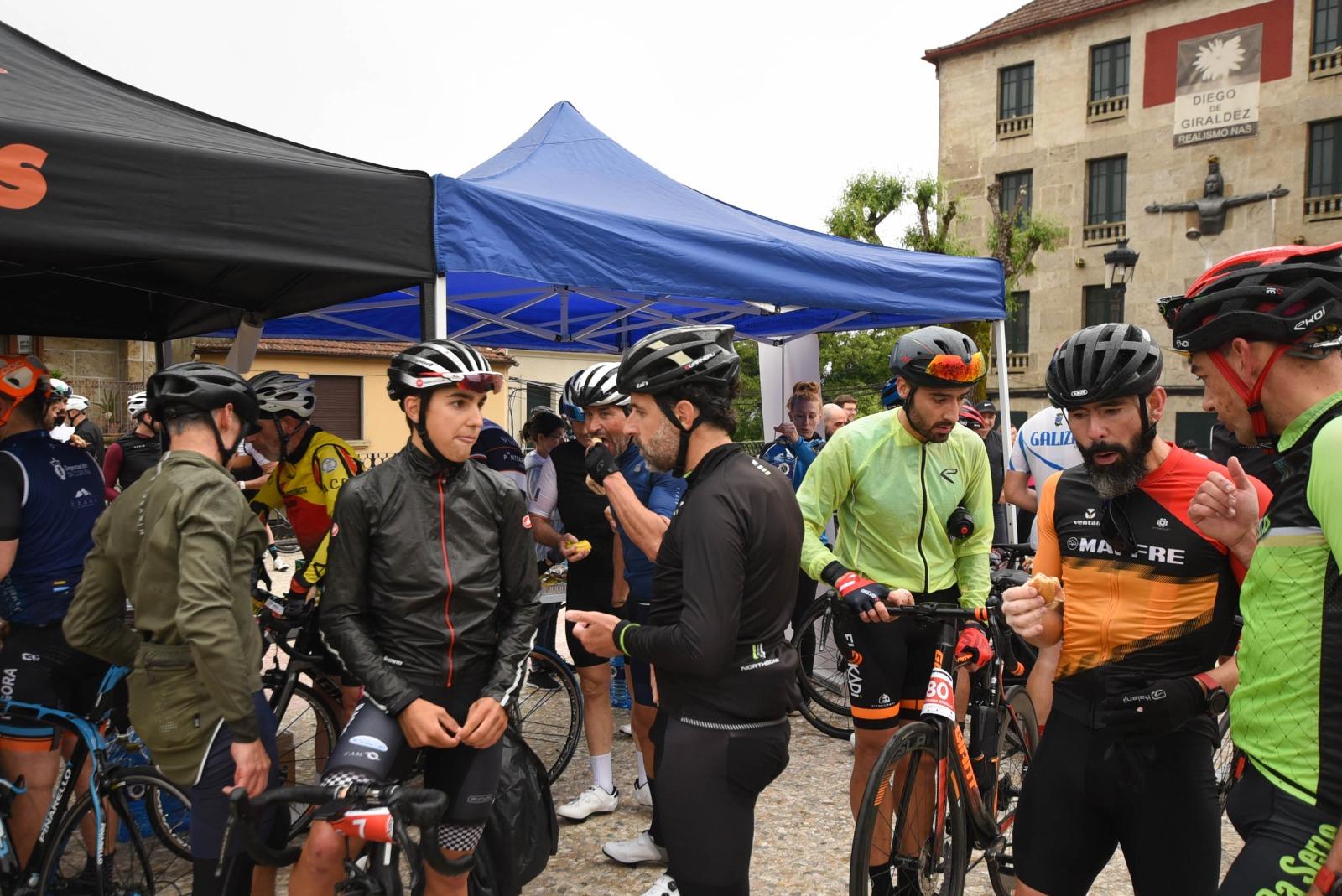 clasica Alvaro Pino 23 de mayo de 22 momento de la parada para avituallamiento en la Plaza Mayor de A Cañiza