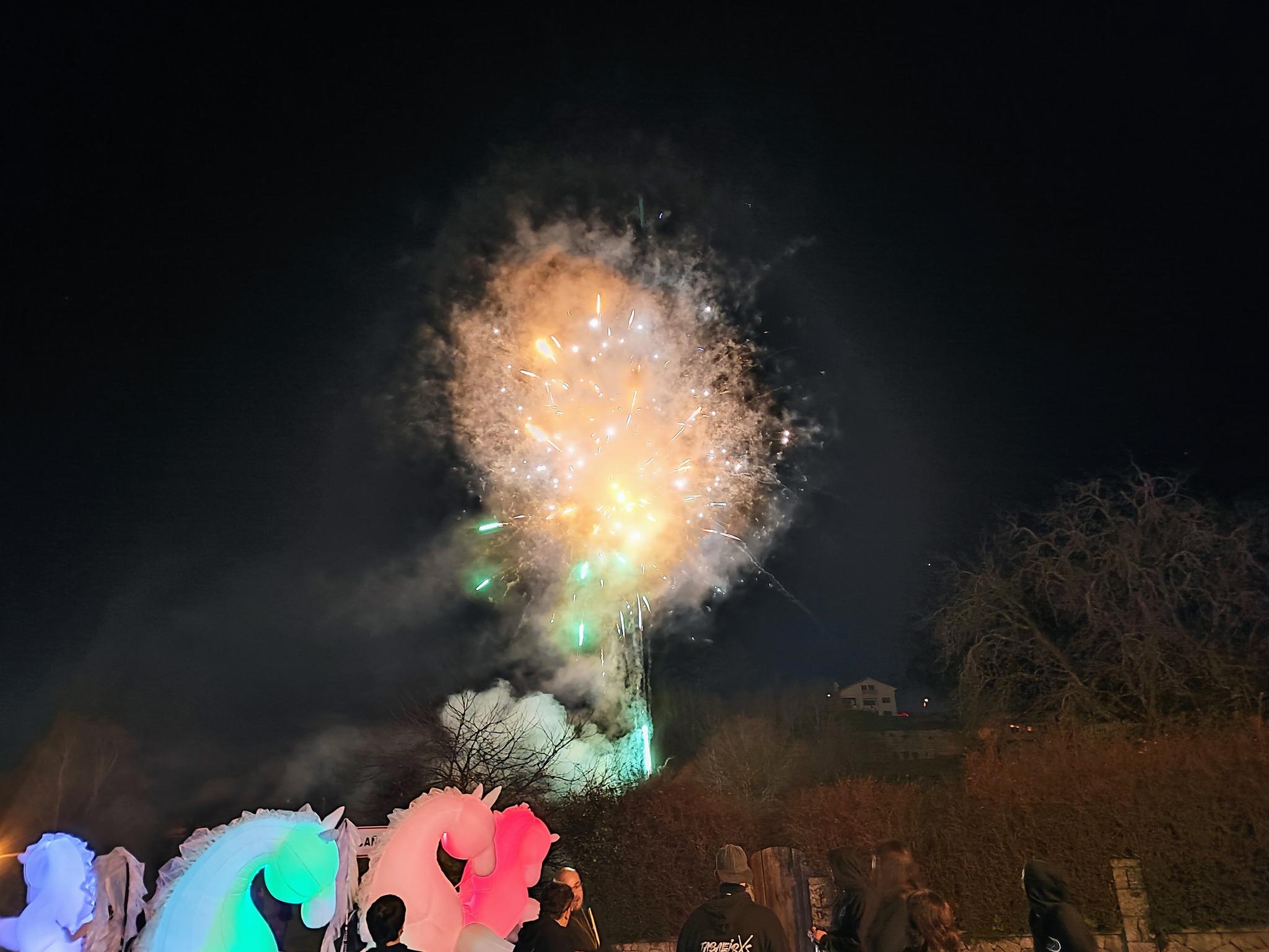 Anuncio con luces de artificio da chegada dos Reis Magos ao Auditorio da Casa de Cultura