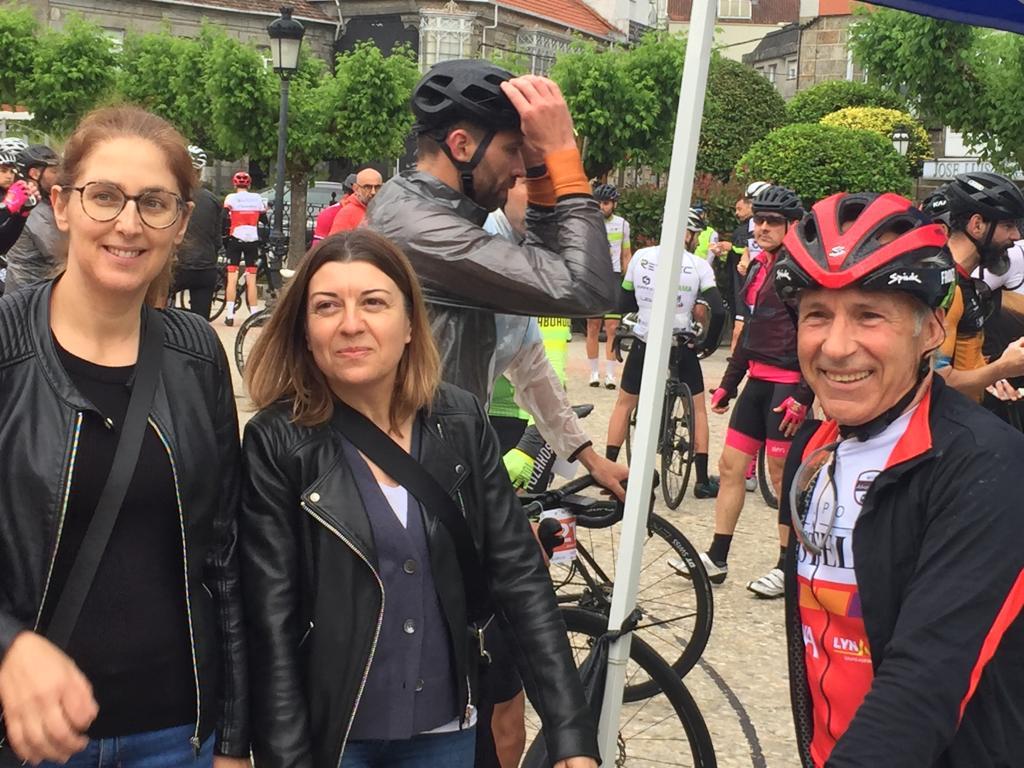 clasica Alvaro Pino 23 de mayo de 22 momento de la parada para avituallamiento en la Plaza Mayor de A Cañiza