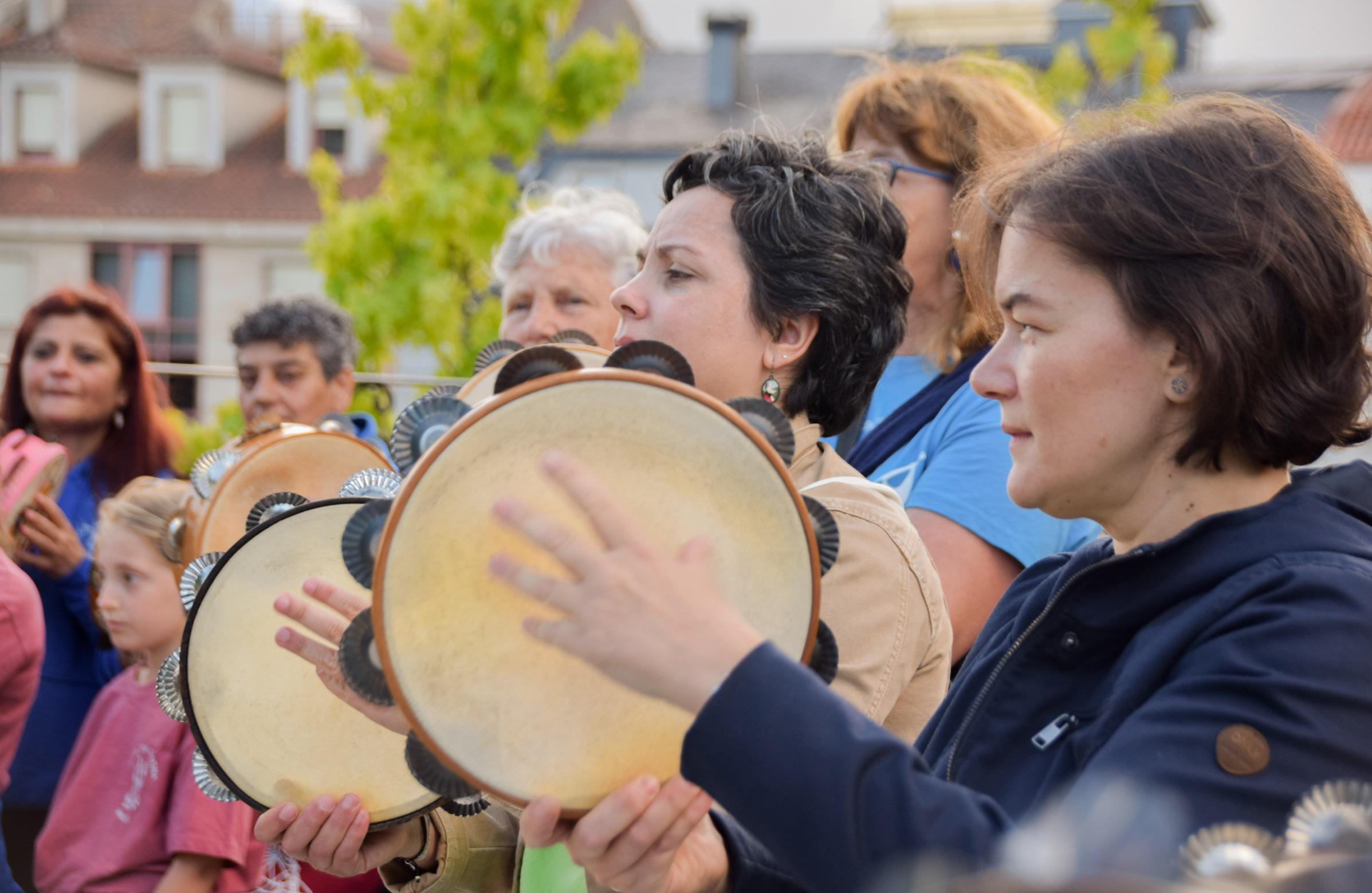 As rúas da Cañiza énchense de música e tradición galega