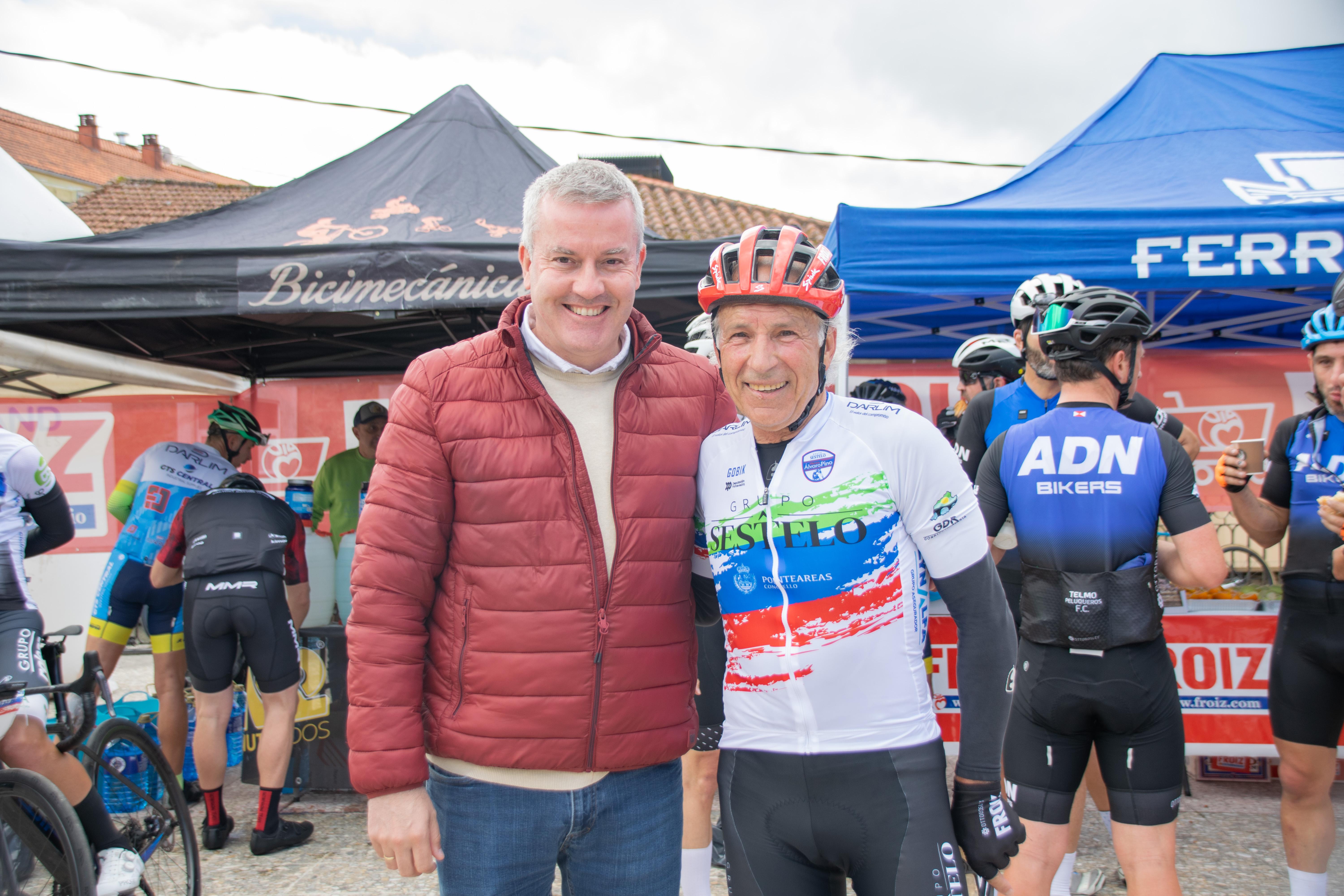 O Concello repartiu este domingo cerca de 500 bocadillos de xamón entre os ciclistas participantes na «Clásica Alvaro Pino 2024