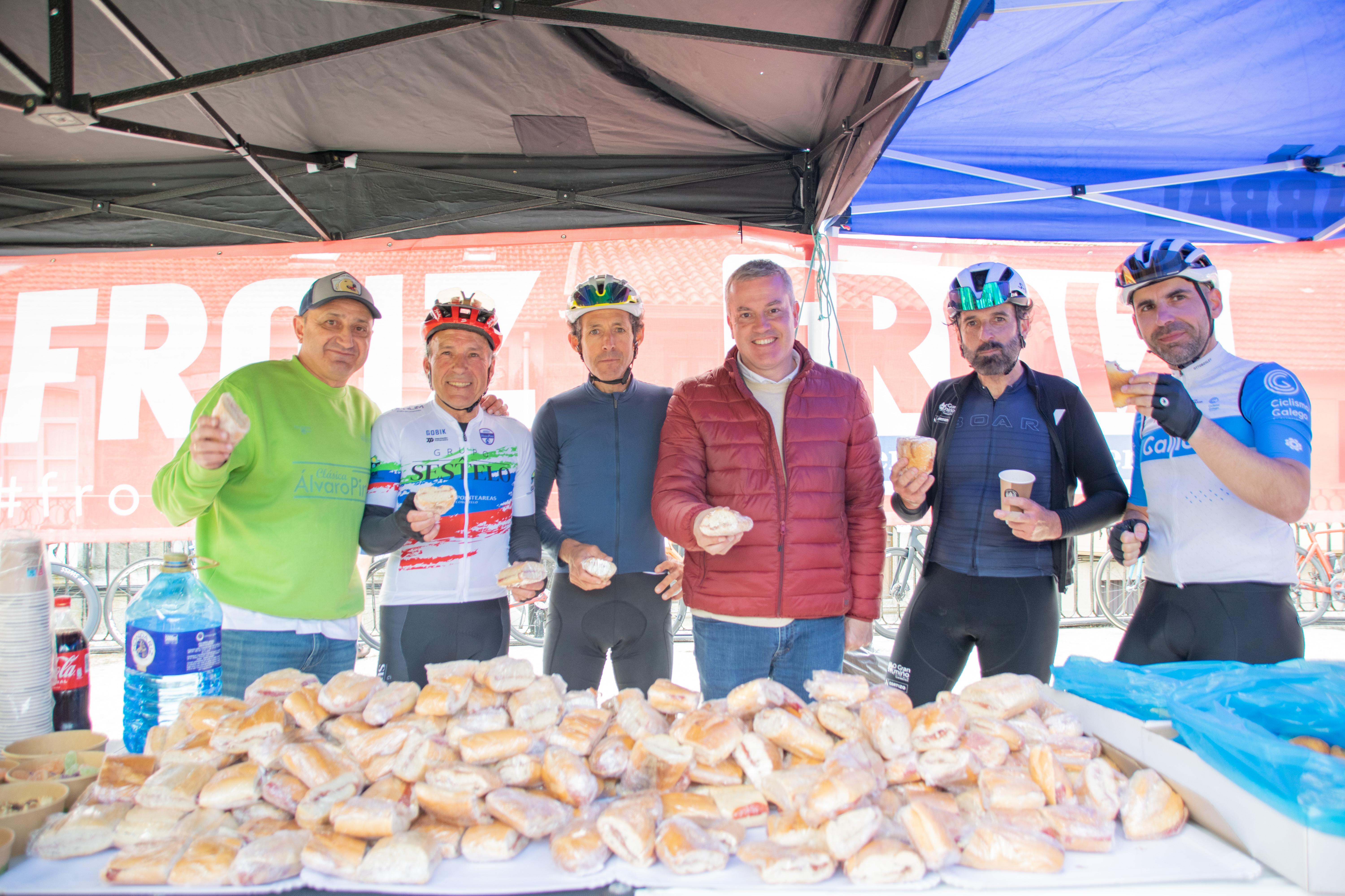 O Concello repartiu este domingo cerca de 500 bocadillos de xamón entre os ciclistas participantes na «Clásica Alvaro Pino 2024