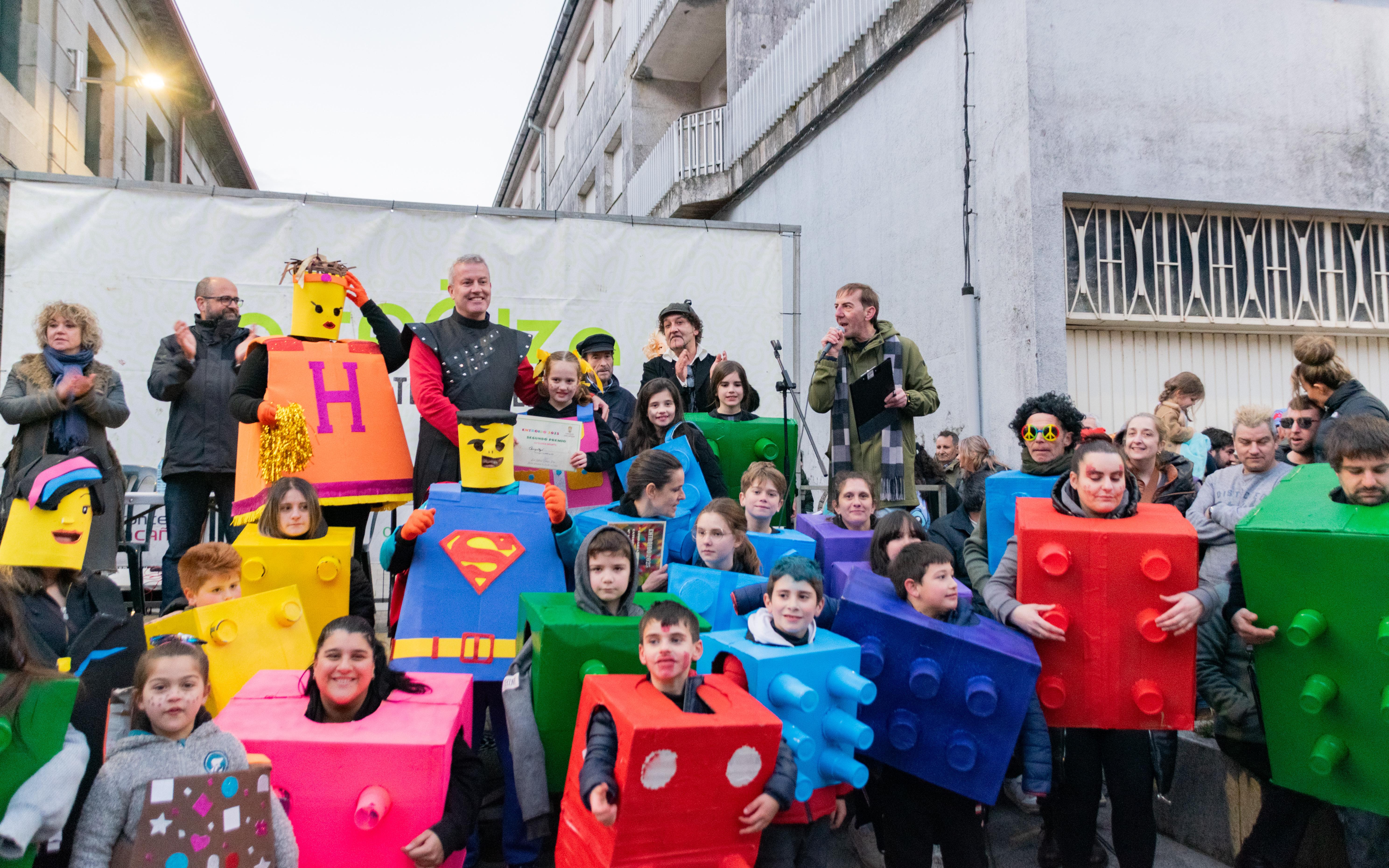 A Cañiza celebrou este domingo o seu «CONCURSO DE COMPARSAS» que un ano máis conseguiu reunir a mais de 300 participantes na rúas do centro.