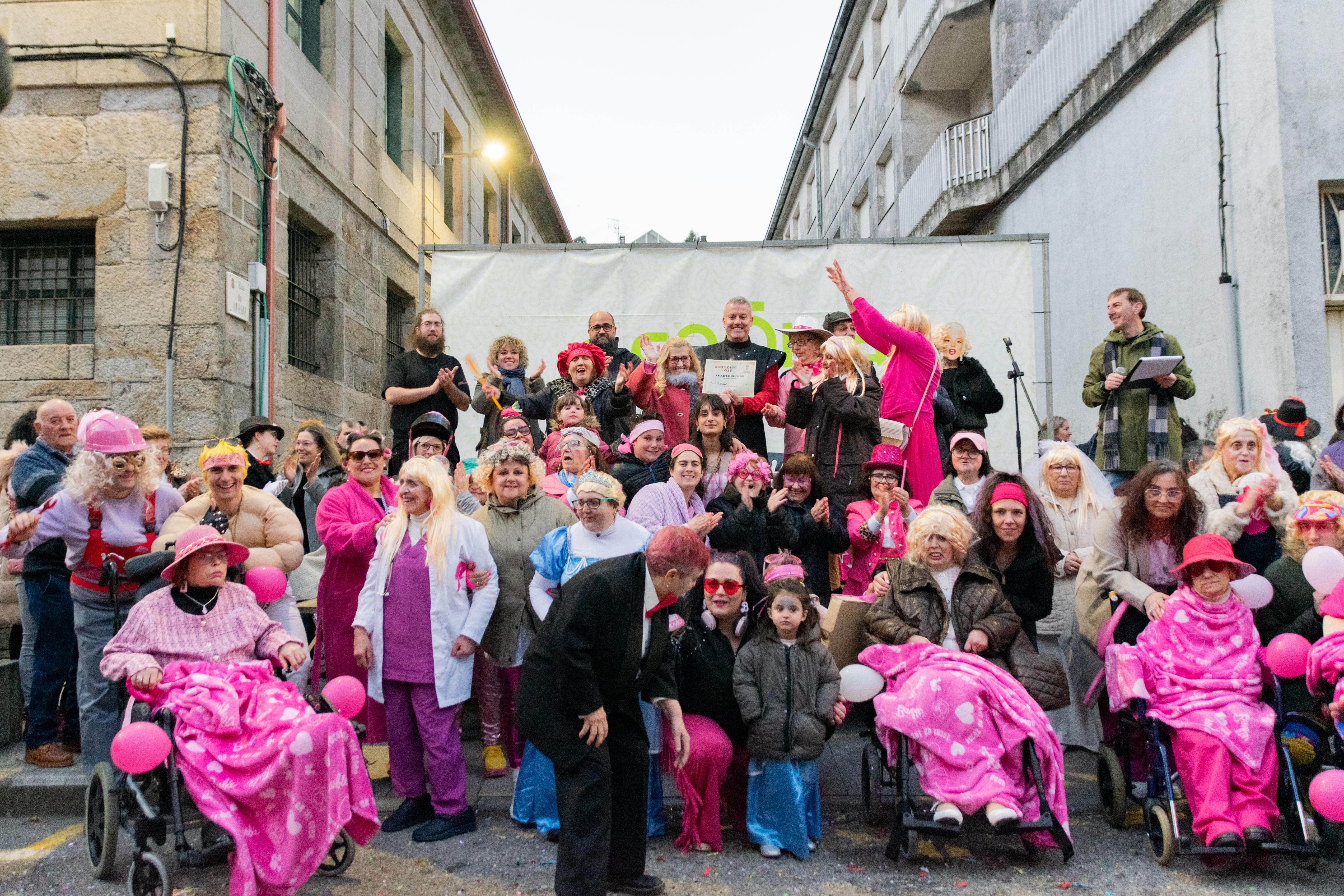 A Cañiza celebrou este domingo o seu «CONCURSO DE COMPARSAS» que un ano máis conseguiu reunir a mais de 300 participantes na rúas do centro.