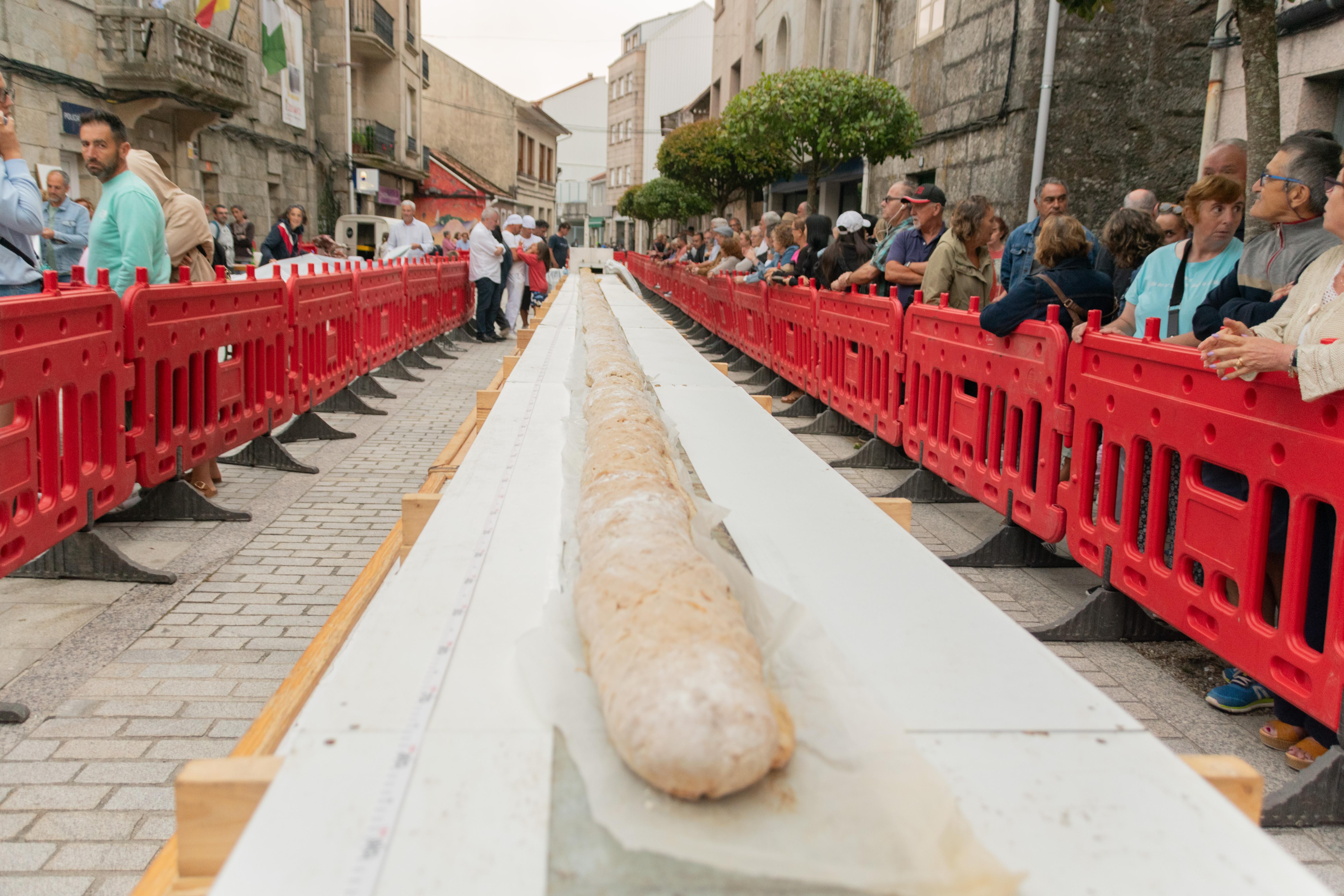 A Cañiza supera o récord de 2023 ao fornear un «bocata de xamón» de 20,38 m.