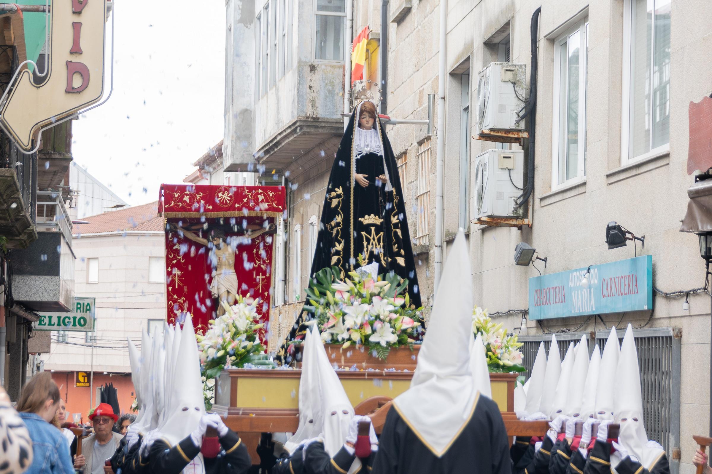 Onte A Cañiza vestiuse de gala para celebrar a procesión na honra do Santísimo Cristo da Agonía e da Nosa Señora A Virxe dos Dolores