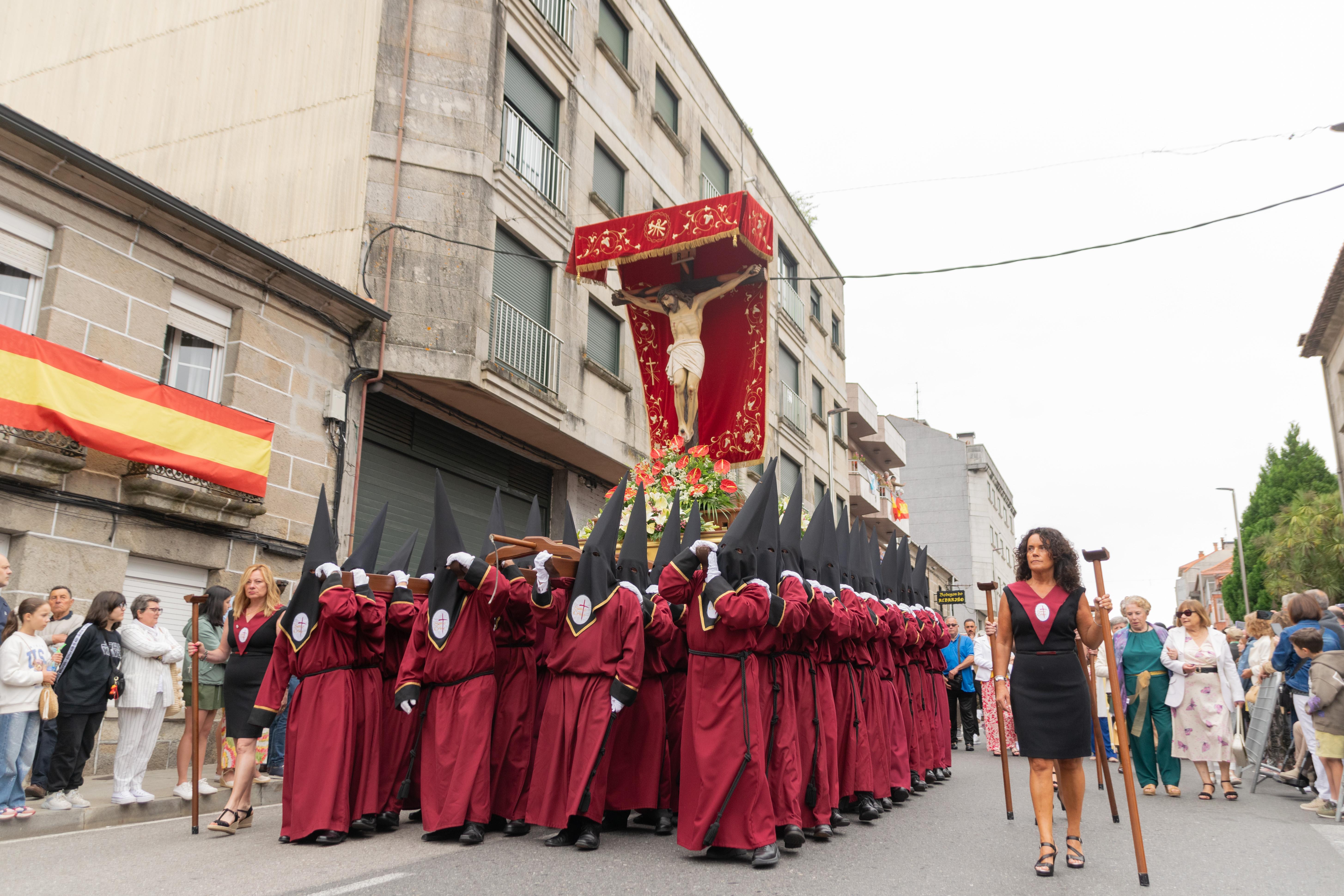 Este domingo A Cañiza volveu a vibrar de emoción e sentimento ao paso da procesión na honra do Santísimo Cristo da Agonía e da Nosa Señora A Virxe dos Dolores