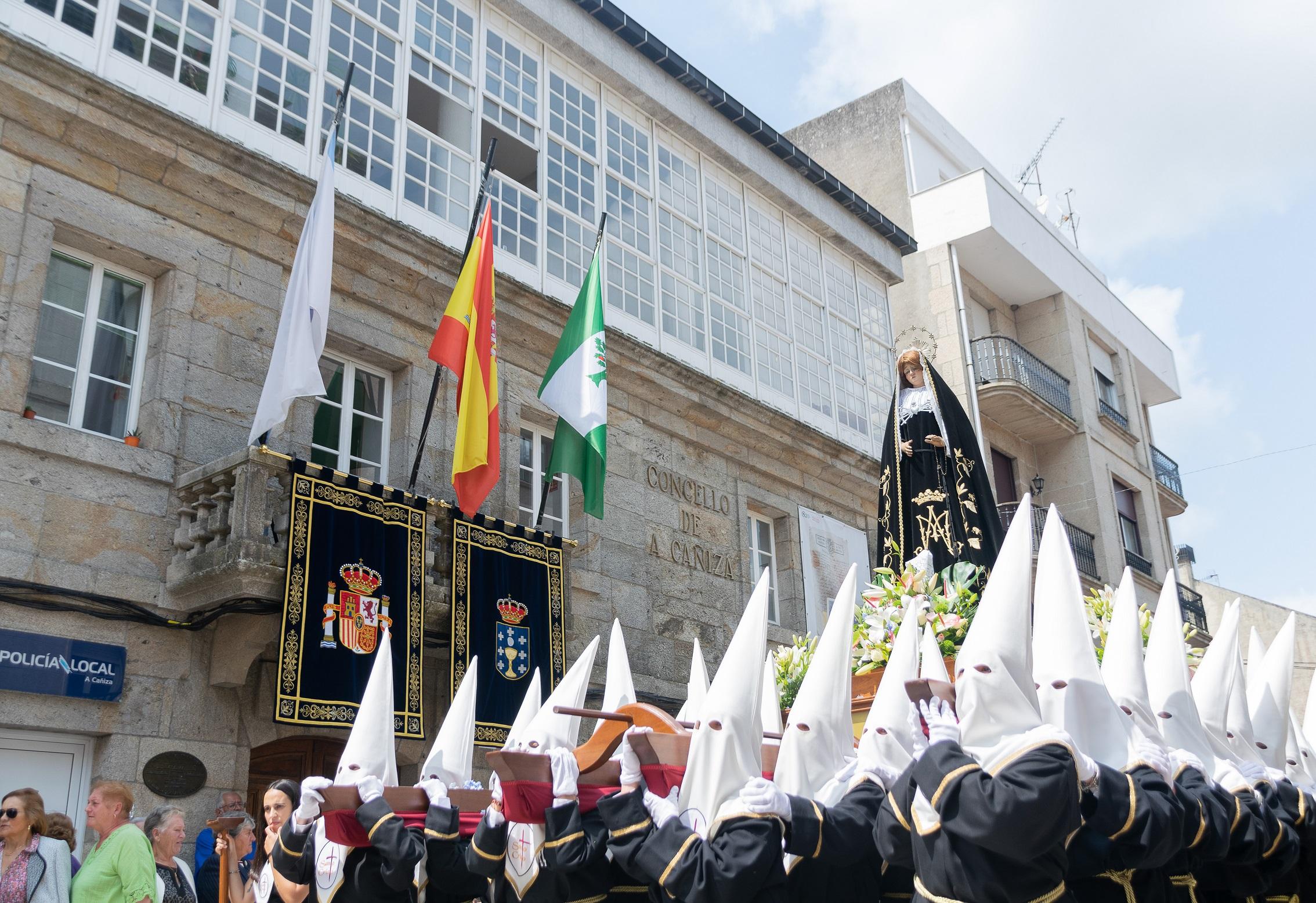 Onte A Cañiza vestiuse de gala para celebrar a procesión na honra do Santísimo Cristo da Agonía e da Nosa Señora A Virxe dos Dolores