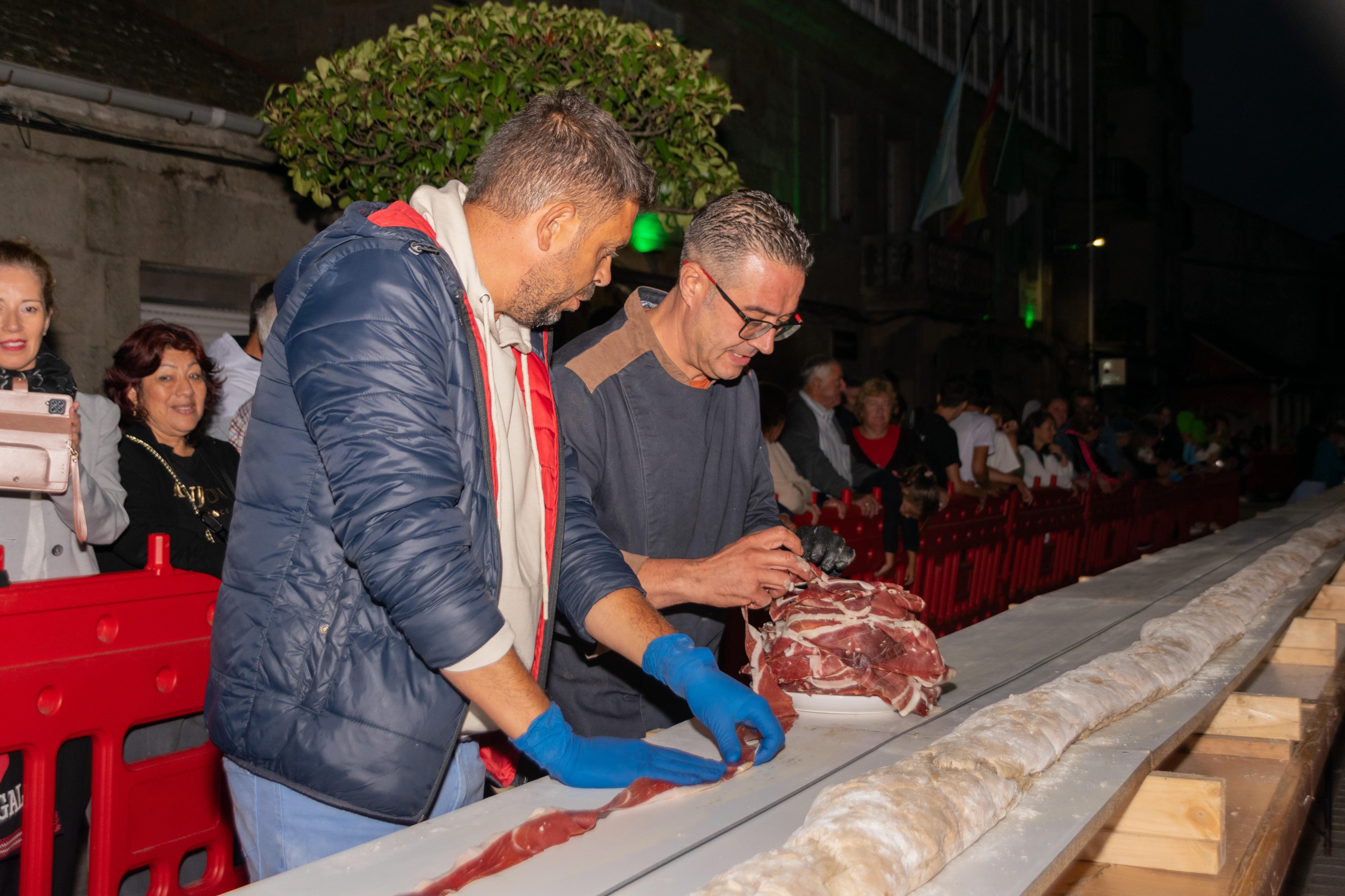 A Cañiza supera o récord de 2023 ao fornear un «bocata de xamón» de 20,38 m.