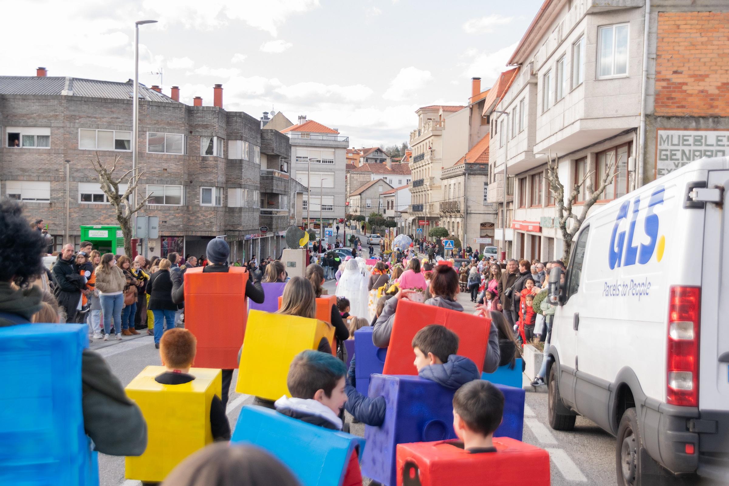 A Cañiza volve a superarse este sábado coa celebración do Concurso de Comparsas