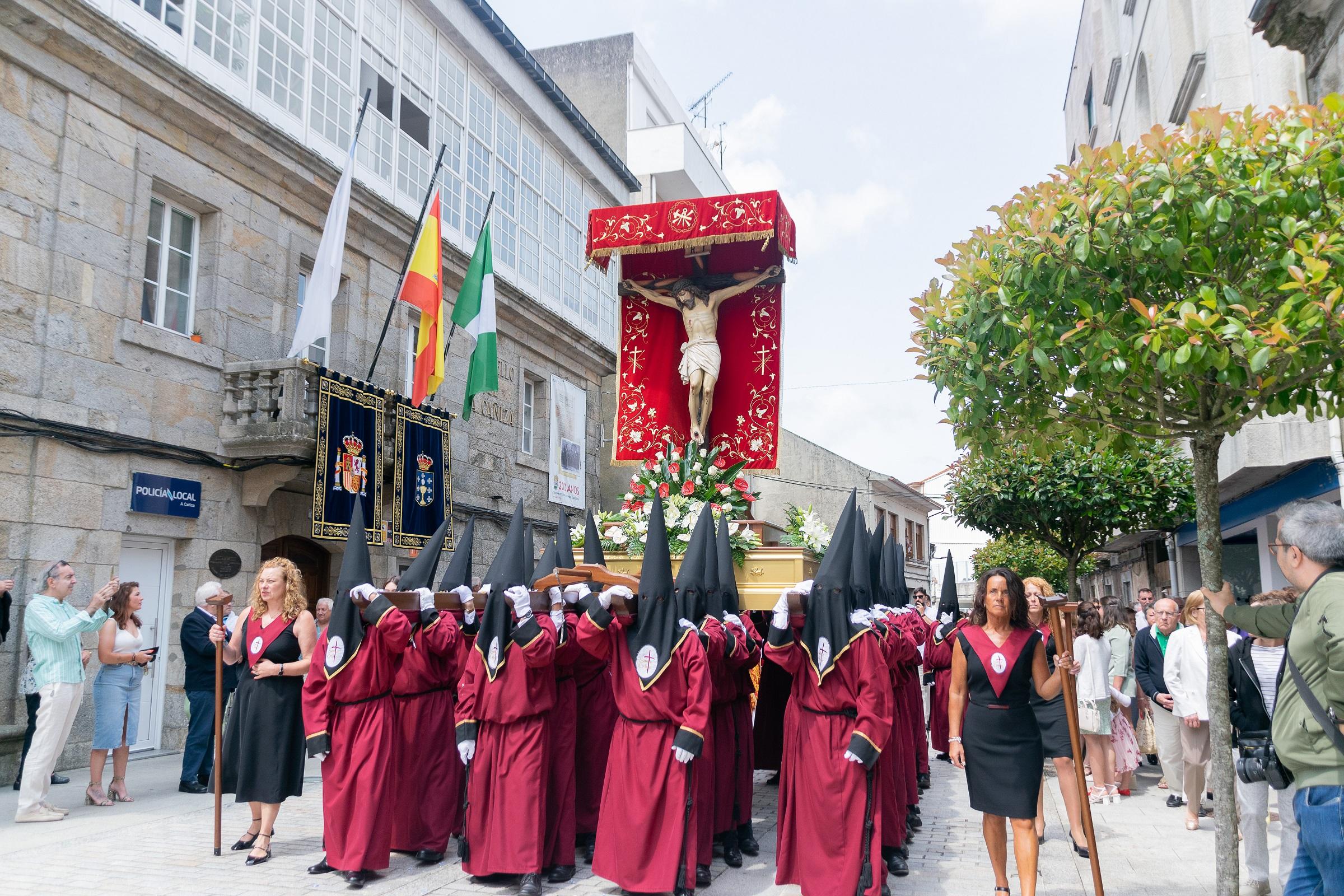 Onte A Cañiza vestiuse de gala para celebrar a procesión na honra do Santísimo Cristo da Agonía e da Nosa Señora A Virxe dos Dolores
