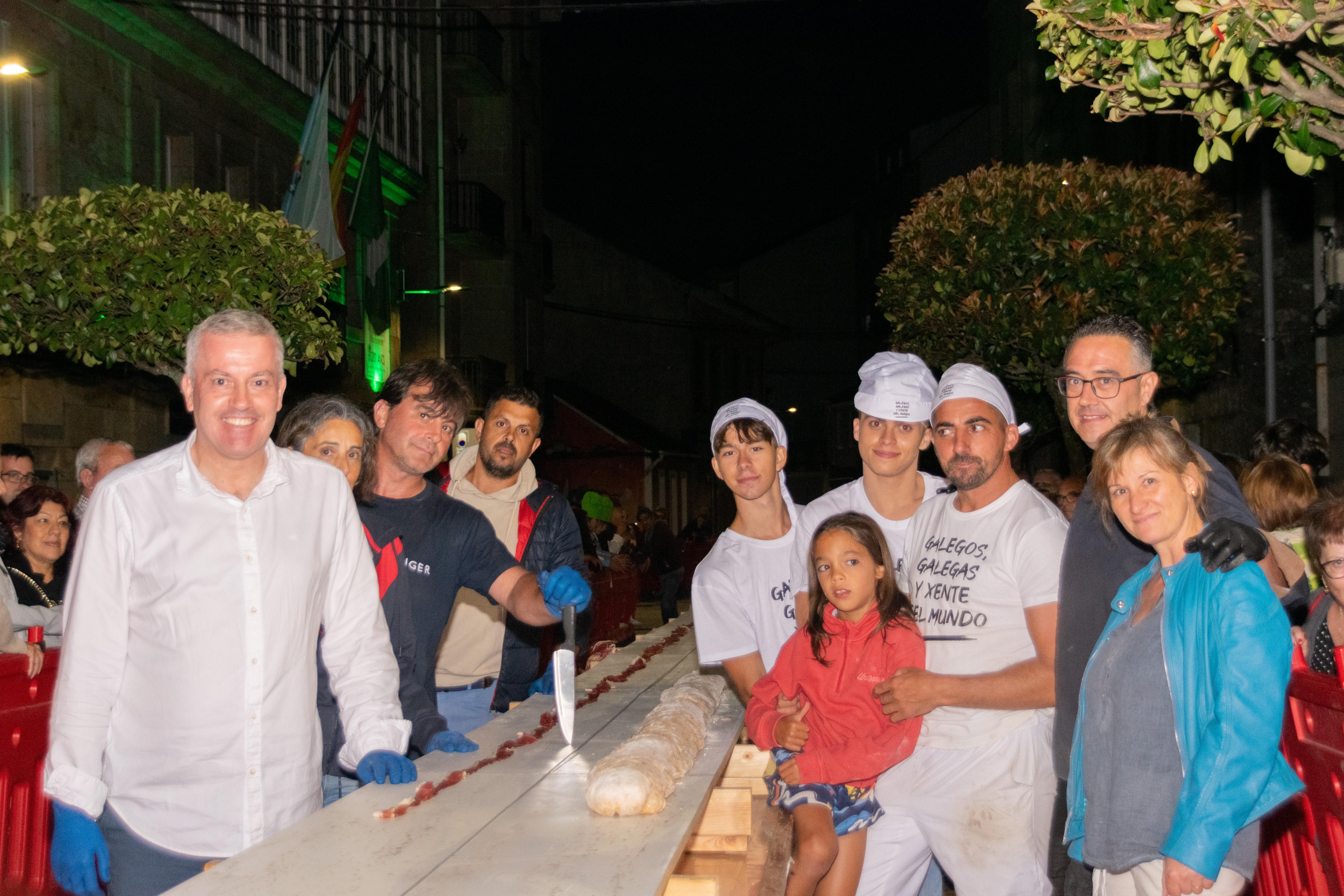 A Cañiza supera o récord de 2023 ao fornear un «bocata de xamón» de 20,38 m.