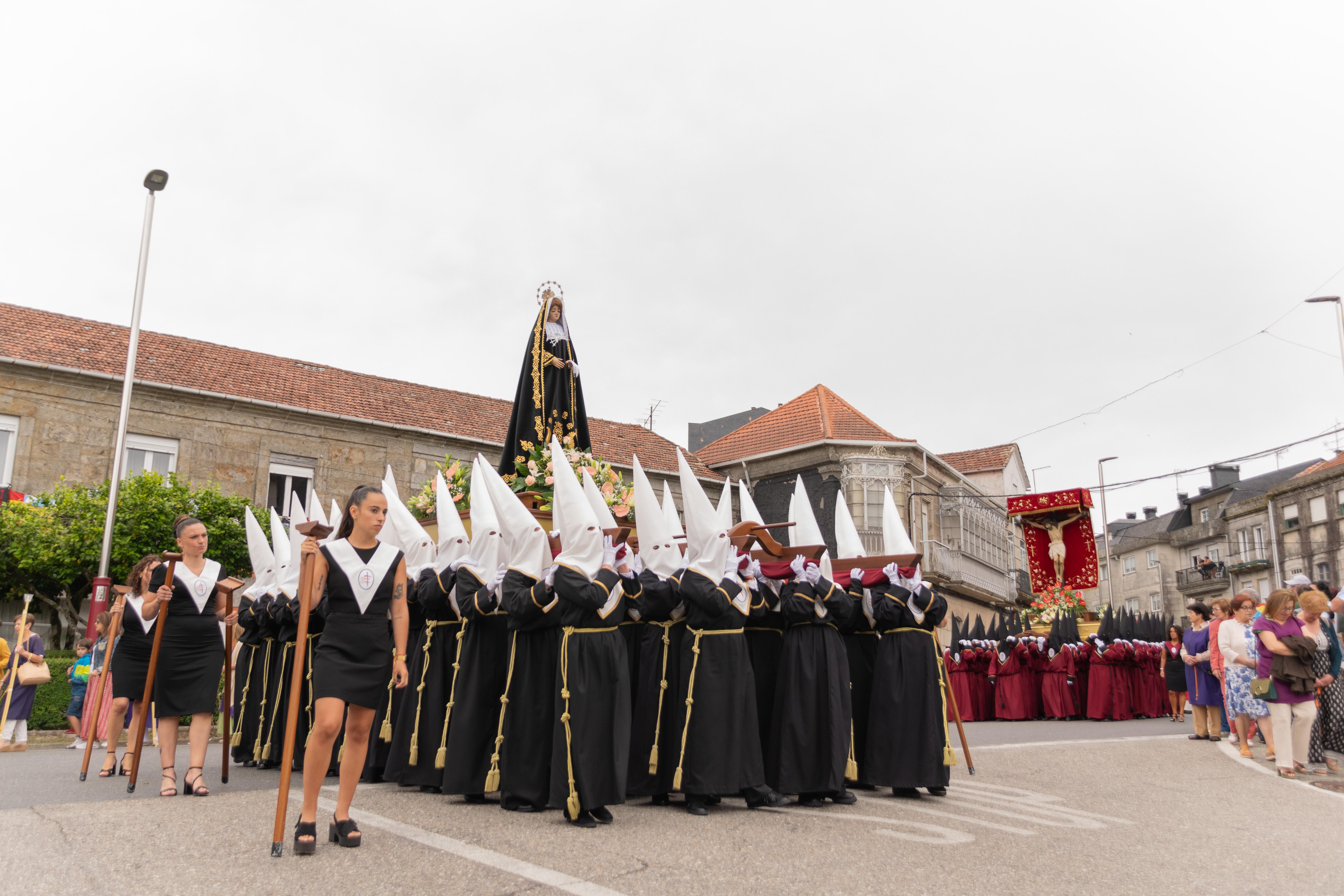 Este domingo A Cañiza volveu a vibrar de emoción e sentimento ao paso da procesión na honra do Santísimo Cristo da Agonía e da Nosa Señora A Virxe dos Dolores