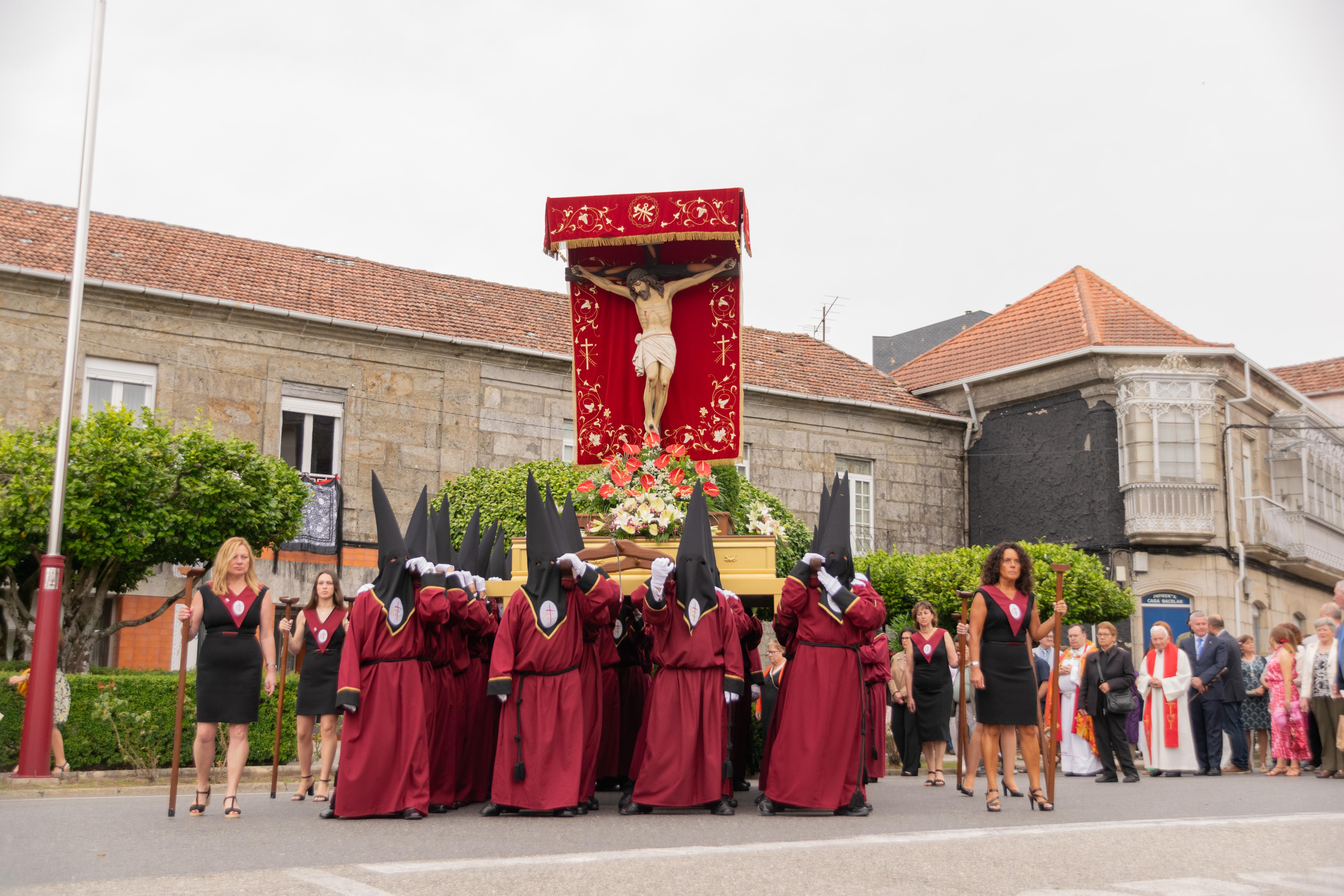 Este domingo A Cañiza volveu a vibrar de emoción e sentimento ao paso da procesión na honra do Santísimo Cristo da Agonía e da Nosa Señora A Virxe dos Dolores