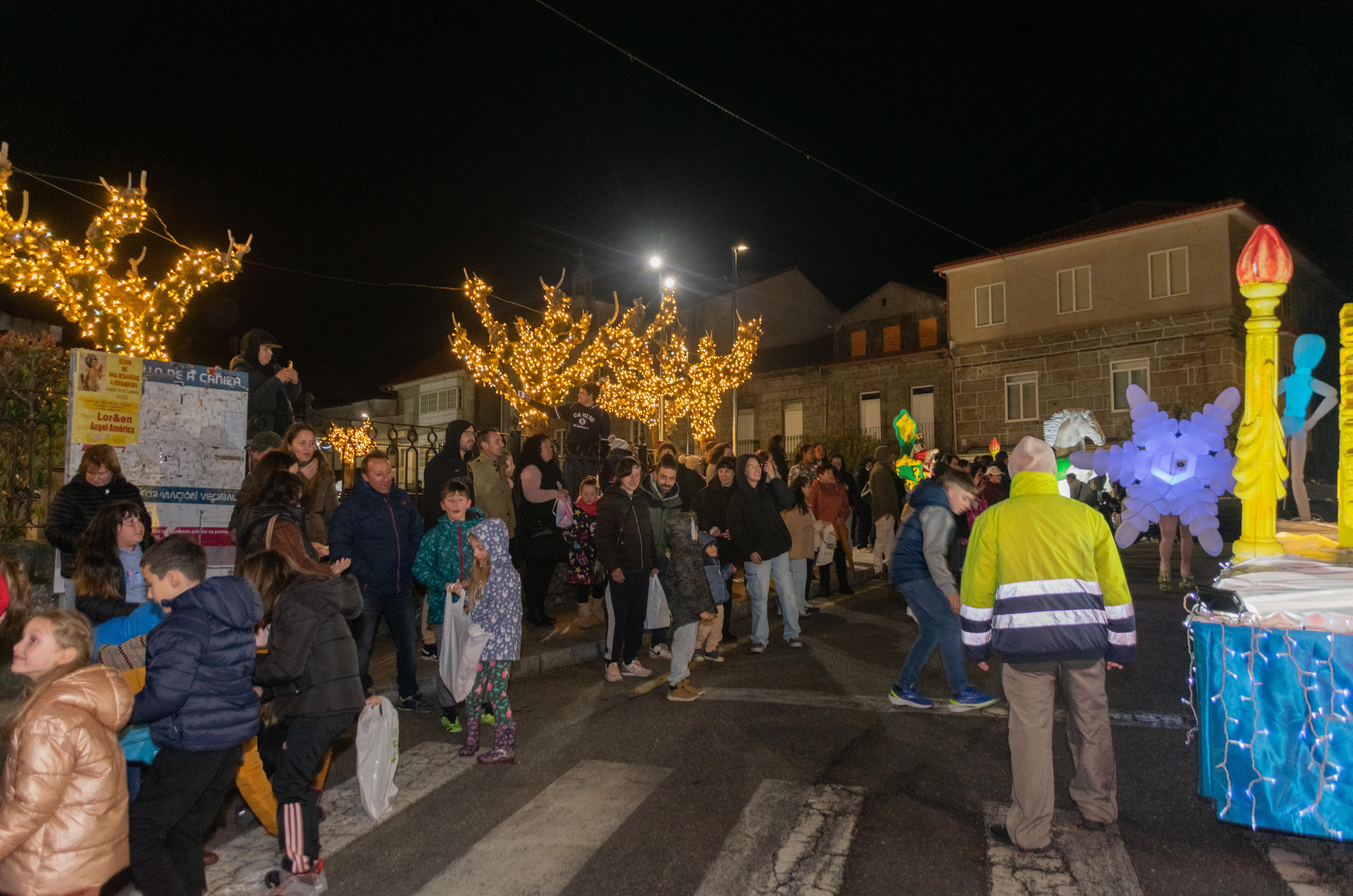 CABALGATA DE REIS 2025: Os Reis Magos chegaron á Cañiza o 4 de xaneiro repartindo ilusión, maxia e moitos caramelos