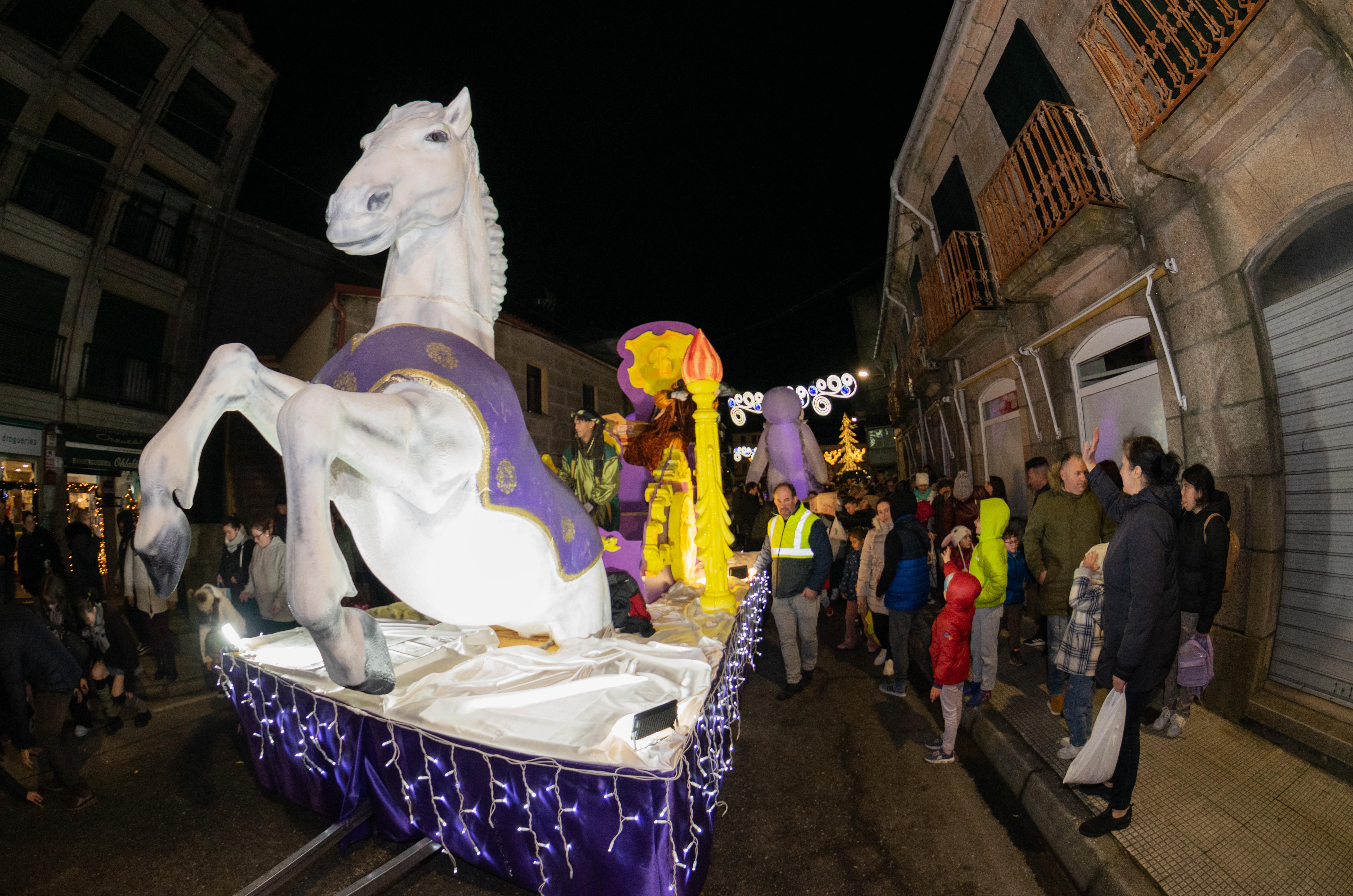 CABALGATA DE REIS 2025: Os Reis Magos chegaron á Cañiza o 4 de xaneiro repartindo ilusión, maxia e moitos caramelos