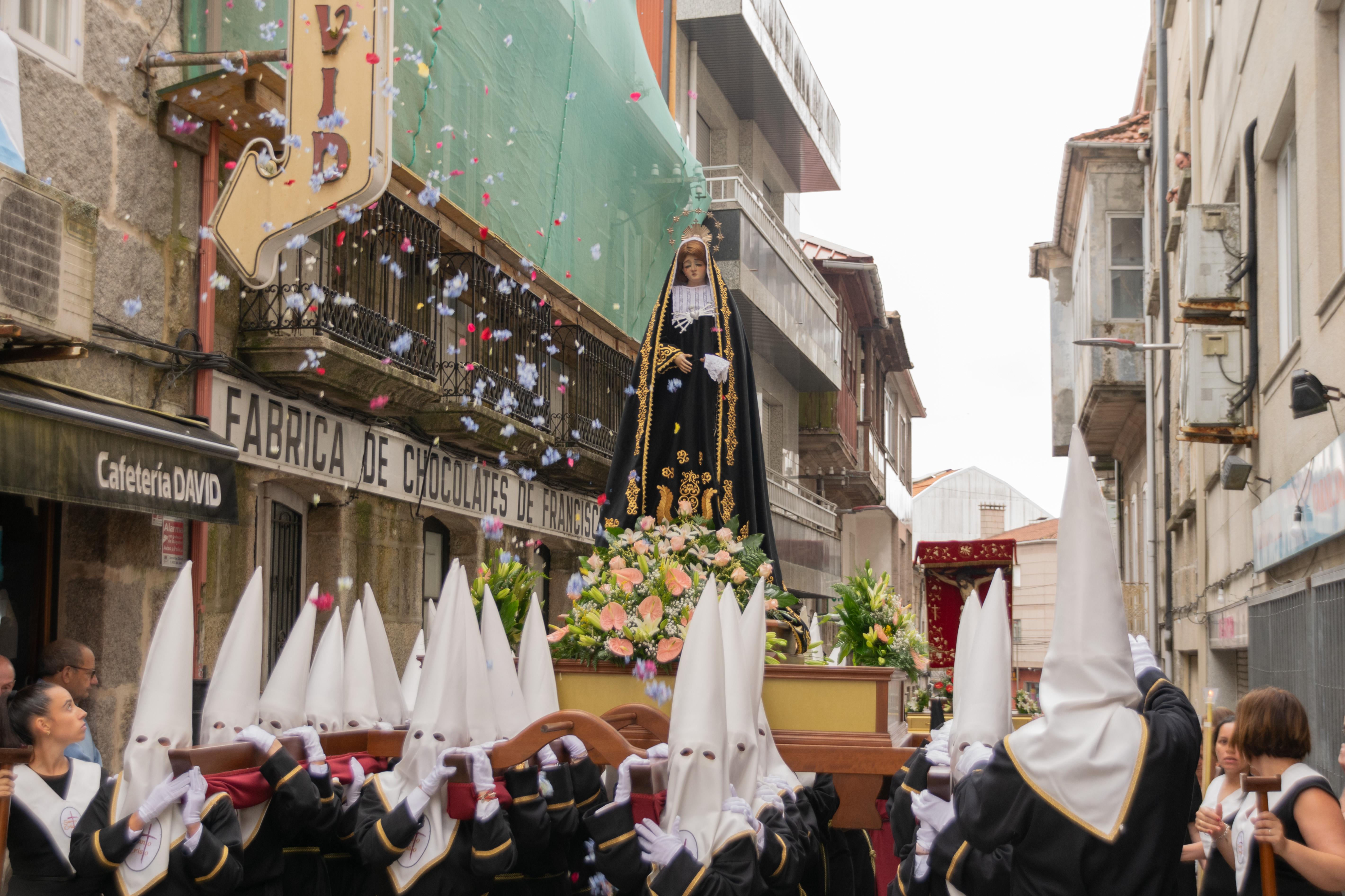 Este domingo A Cañiza volveu a vibrar de emoción e sentimento ao paso da procesión na honra do Santísimo Cristo da Agonía e da Nosa Señora A Virxe dos Dolores