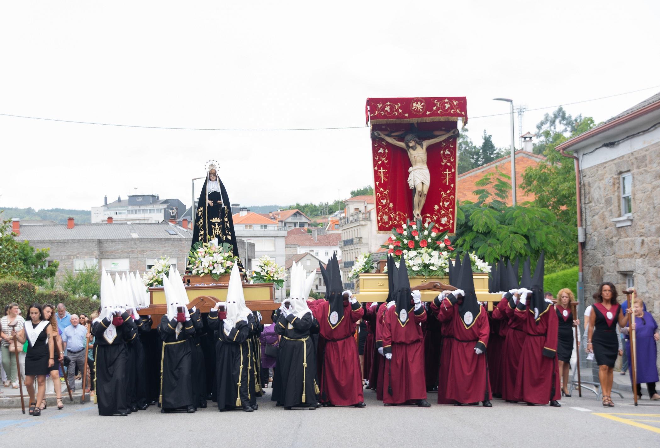 Onte A Cañiza vestiuse de gala para celebrar a procesión na honra do Santísimo Cristo da Agonía e da Nosa Señora A Virxe dos Dolores
