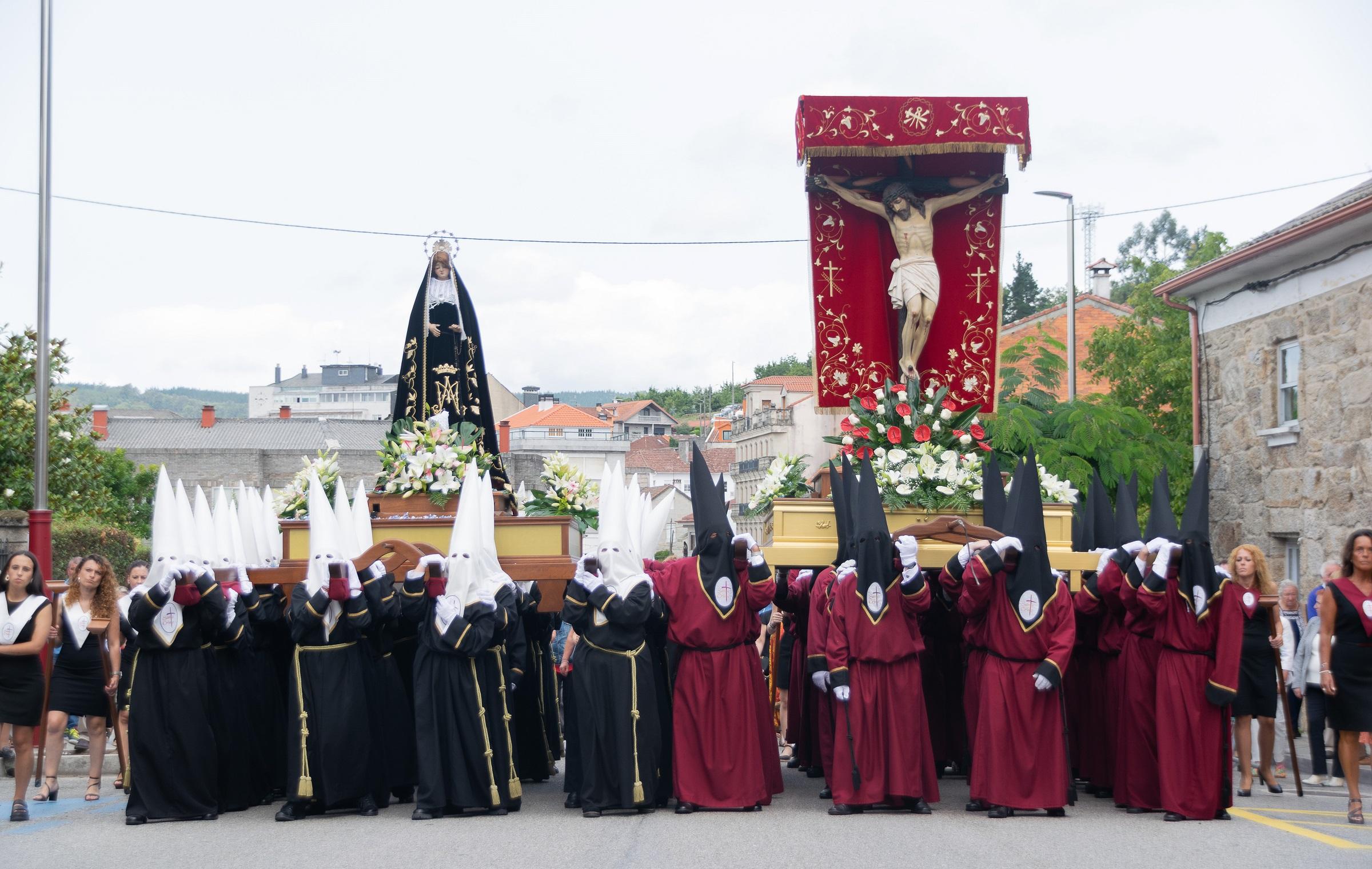 Onte A Cañiza vestiuse de gala para celebrar a procesión na honra do Santísimo Cristo da Agonía e da Nosa Señora A Virxe dos Dolores