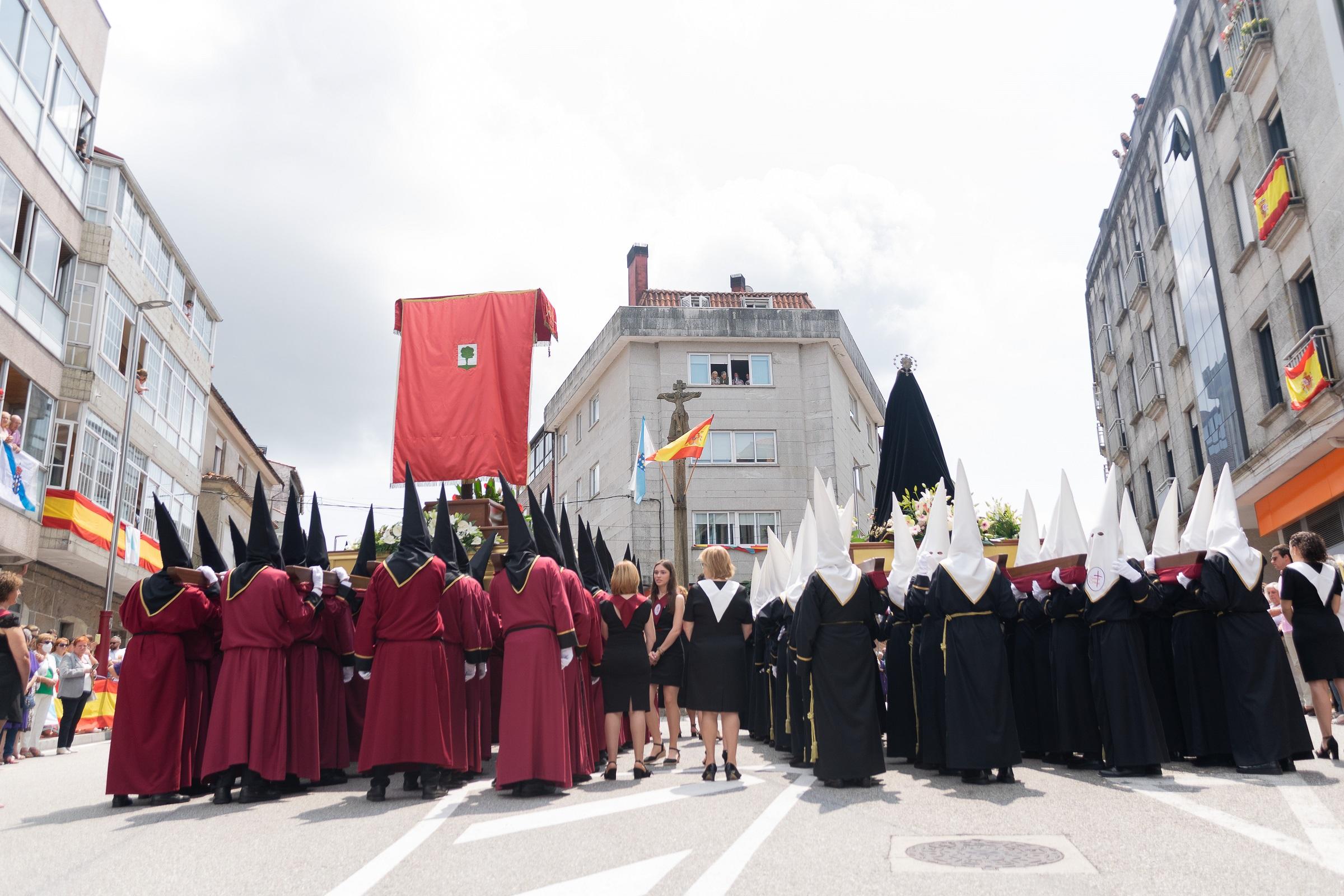 Onte A Cañiza vestiuse de gala para celebrar a procesión na honra do Santísimo Cristo da Agonía e da Nosa Señora A Virxe dos Dolores