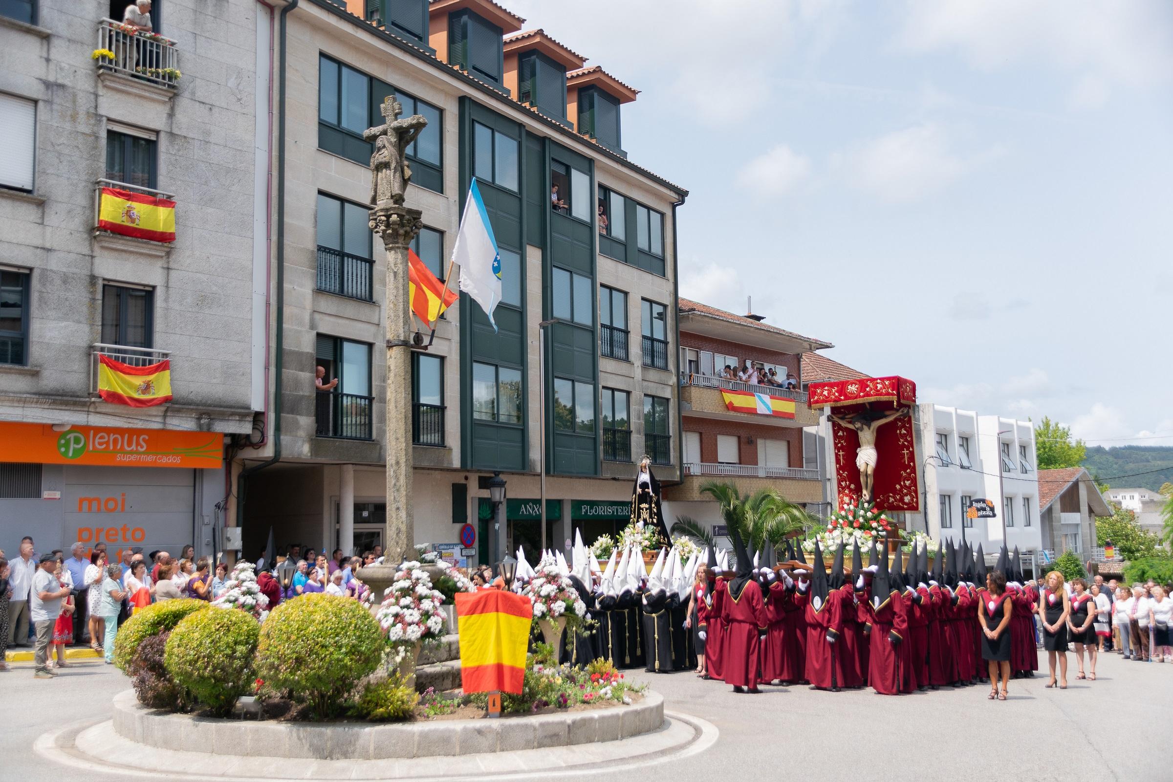Onte A Cañiza vestiuse de gala para celebrar a procesión na honra do Santísimo Cristo da Agonía e da Nosa Señora A Virxe dos Dolores