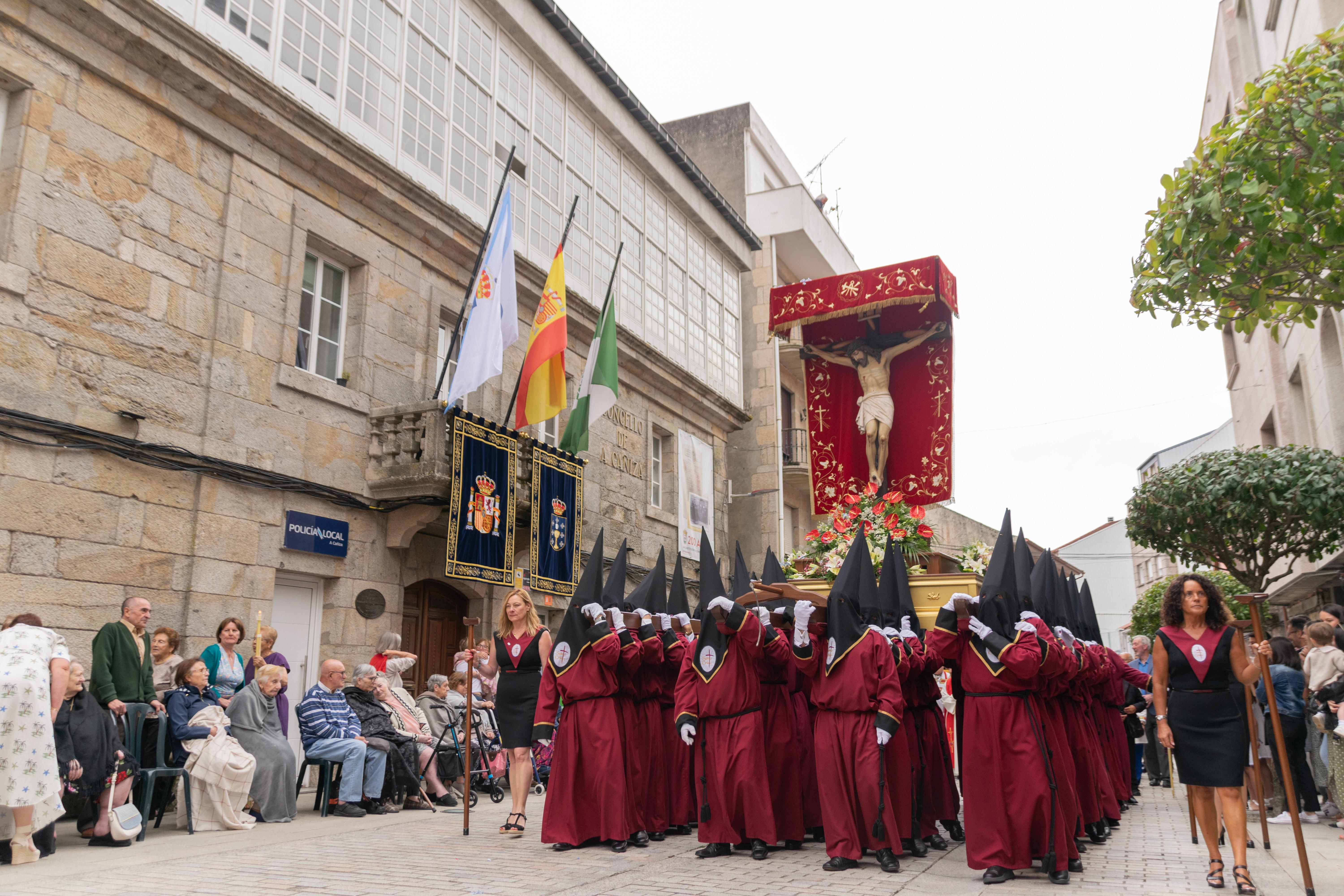 Este domingo A Cañiza volveu a vibrar de emoción e sentimento ao paso da procesión na honra do Santísimo Cristo da Agonía e da Nosa Señora A Virxe dos Dolores