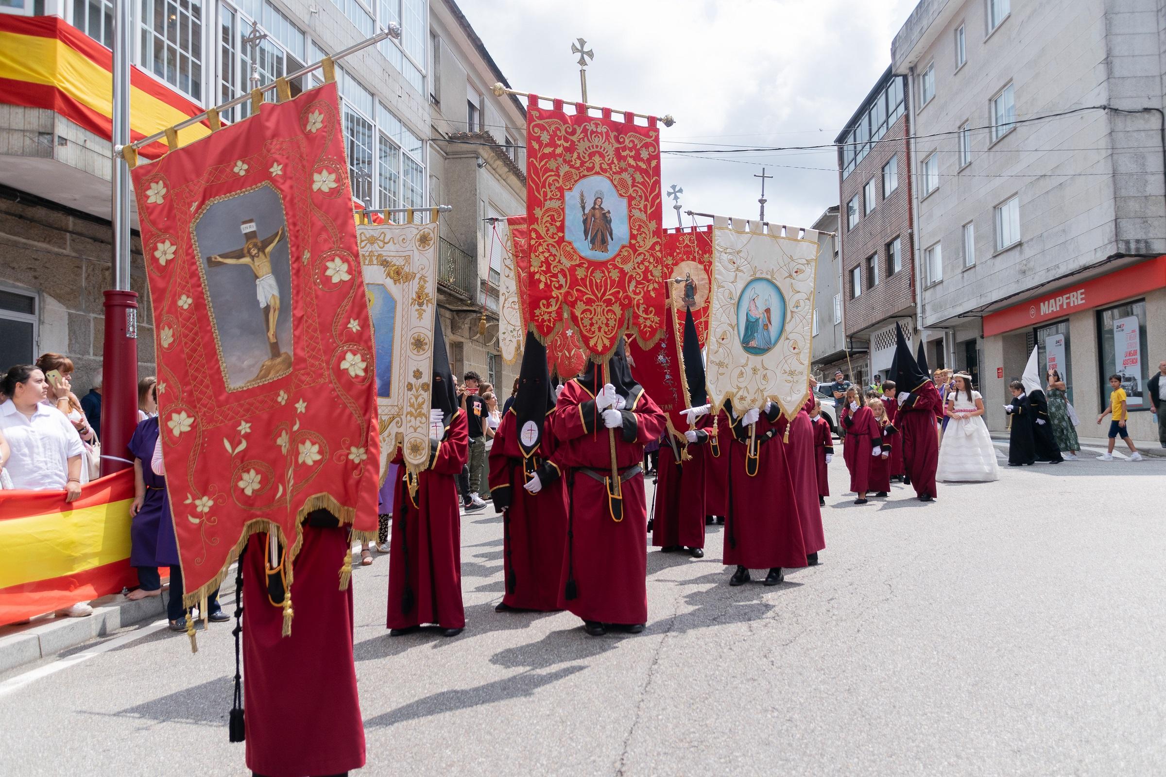 Onte A Cañiza vestiuse de gala para celebrar a procesión na honra do Santísimo Cristo da Agonía e da Nosa Señora A Virxe dos Dolores