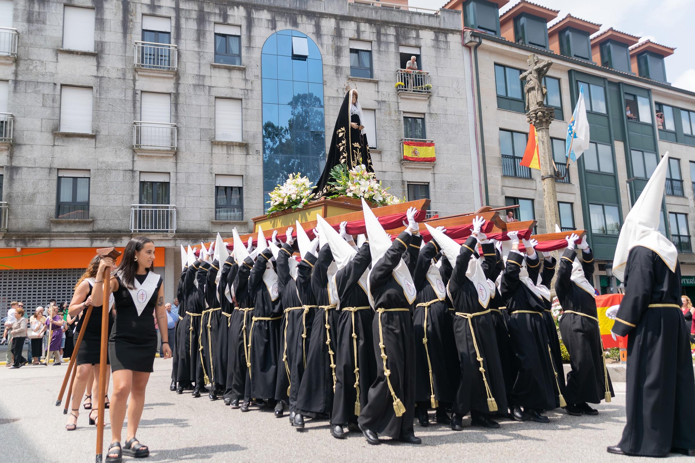 Onte A Cañiza vestiuse de gala para celebrar a procesión na honra do Santísimo Cristo da Agonía e da Nosa Señora A Virxe dos Dolores