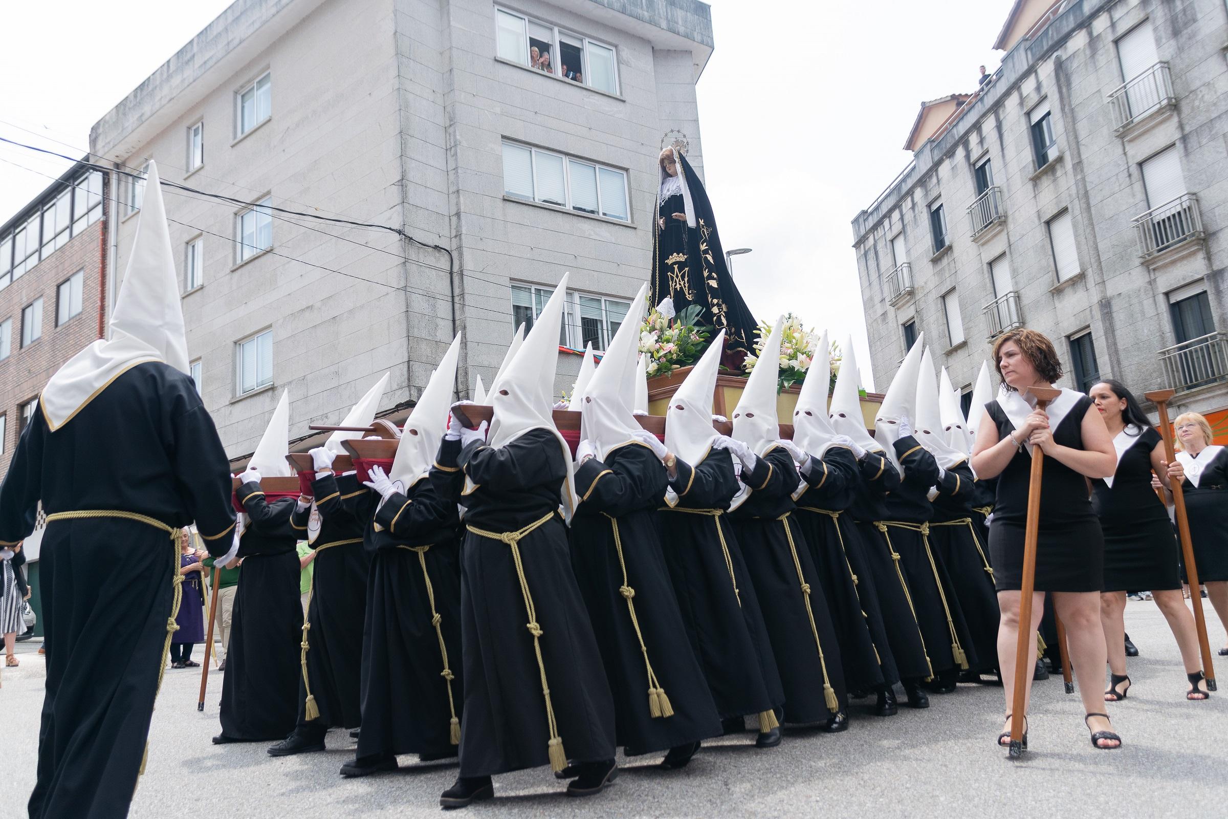 Onte A Cañiza vestiuse de gala para celebrar a procesión na honra do Santísimo Cristo da Agonía e da Nosa Señora A Virxe dos Dolores