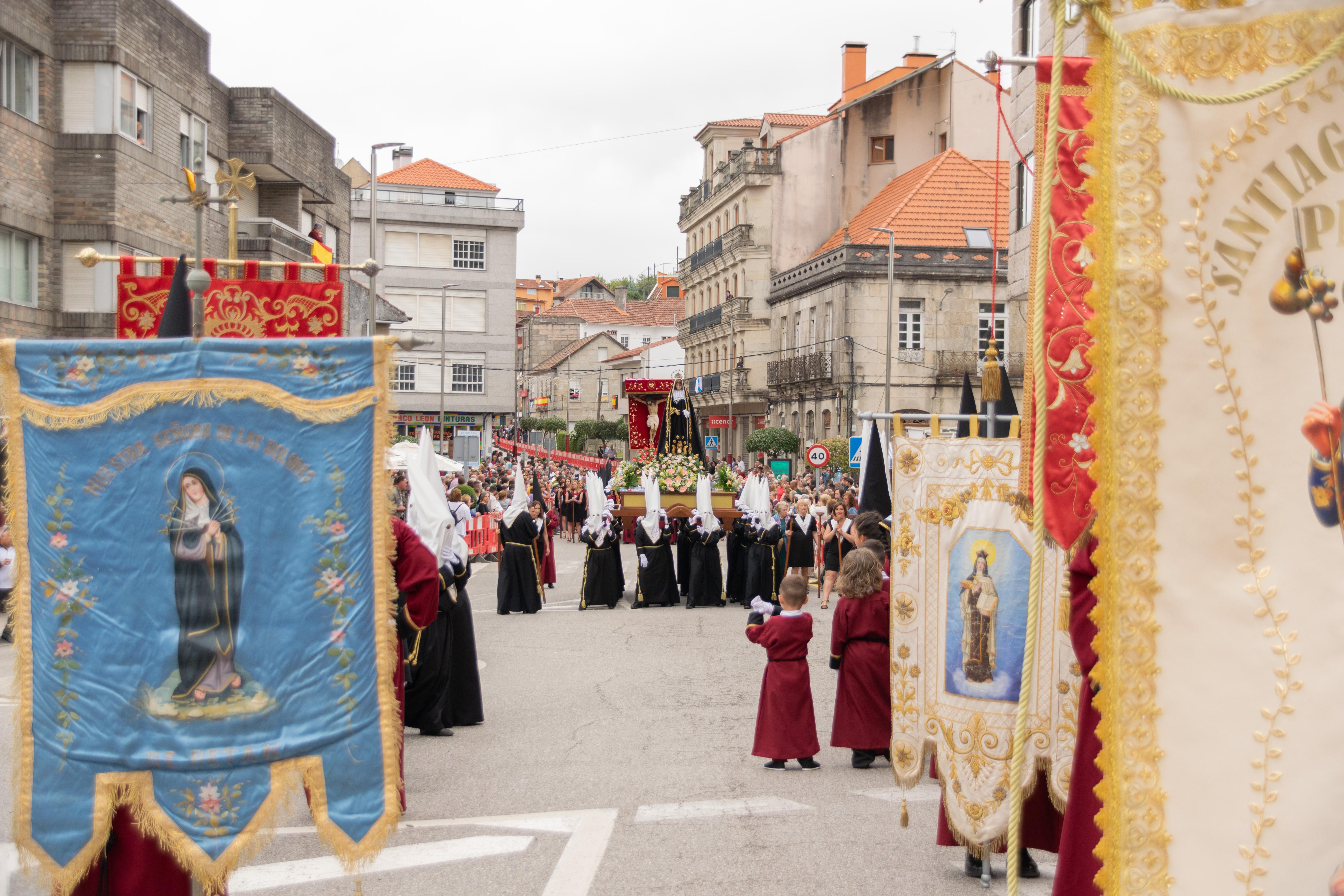 Este domingo A Cañiza volveu a vibrar de emoción e sentimento ao paso da procesión na honra do Santísimo Cristo da Agonía e da Nosa Señora A Virxe dos Dolores