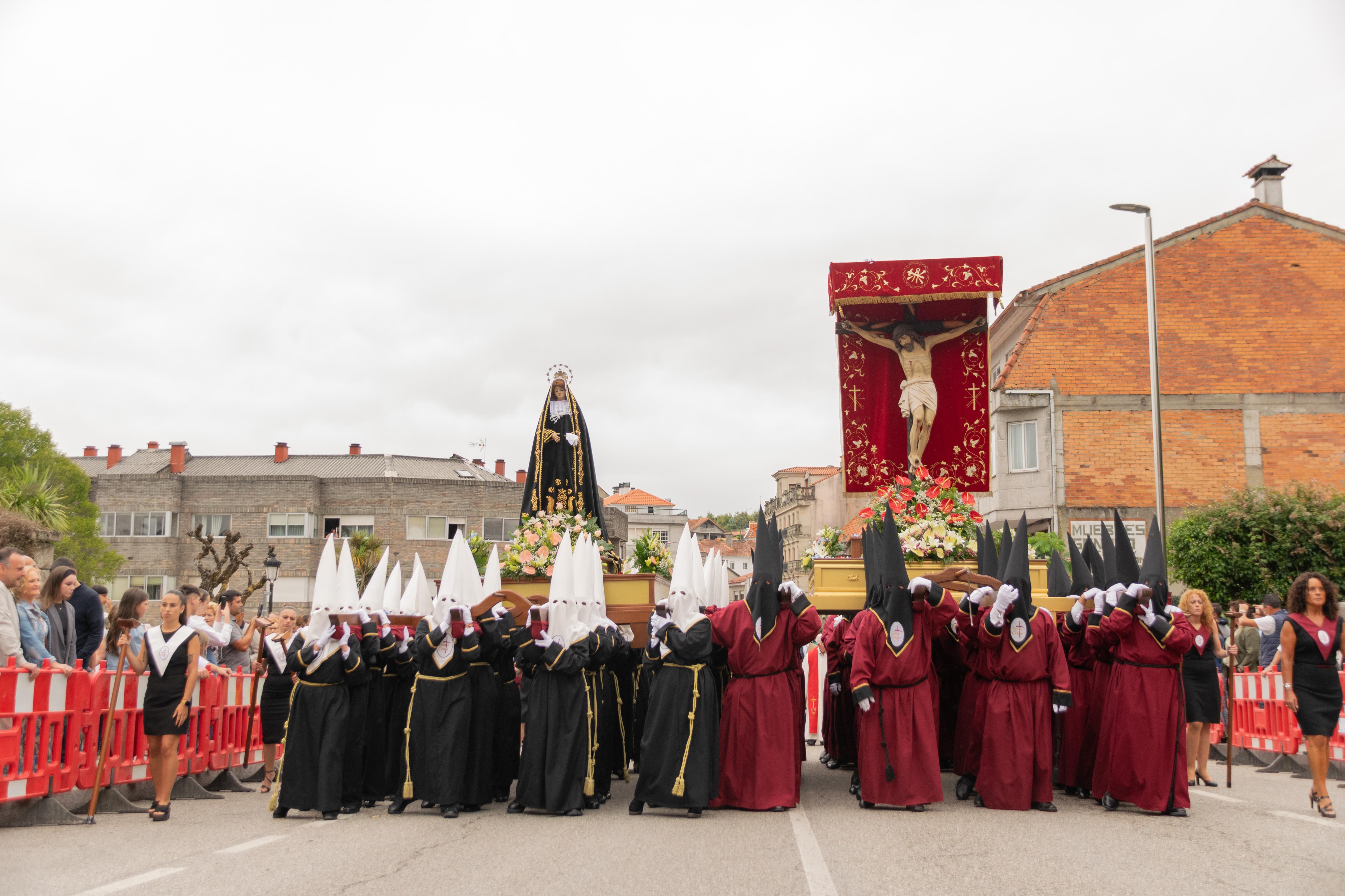 Este domingo A Cañiza volveu a vibrar de emoción e sentimento ao paso da procesión na honra do Santísimo Cristo da Agonía e da Nosa Señora A Virxe dos Dolores