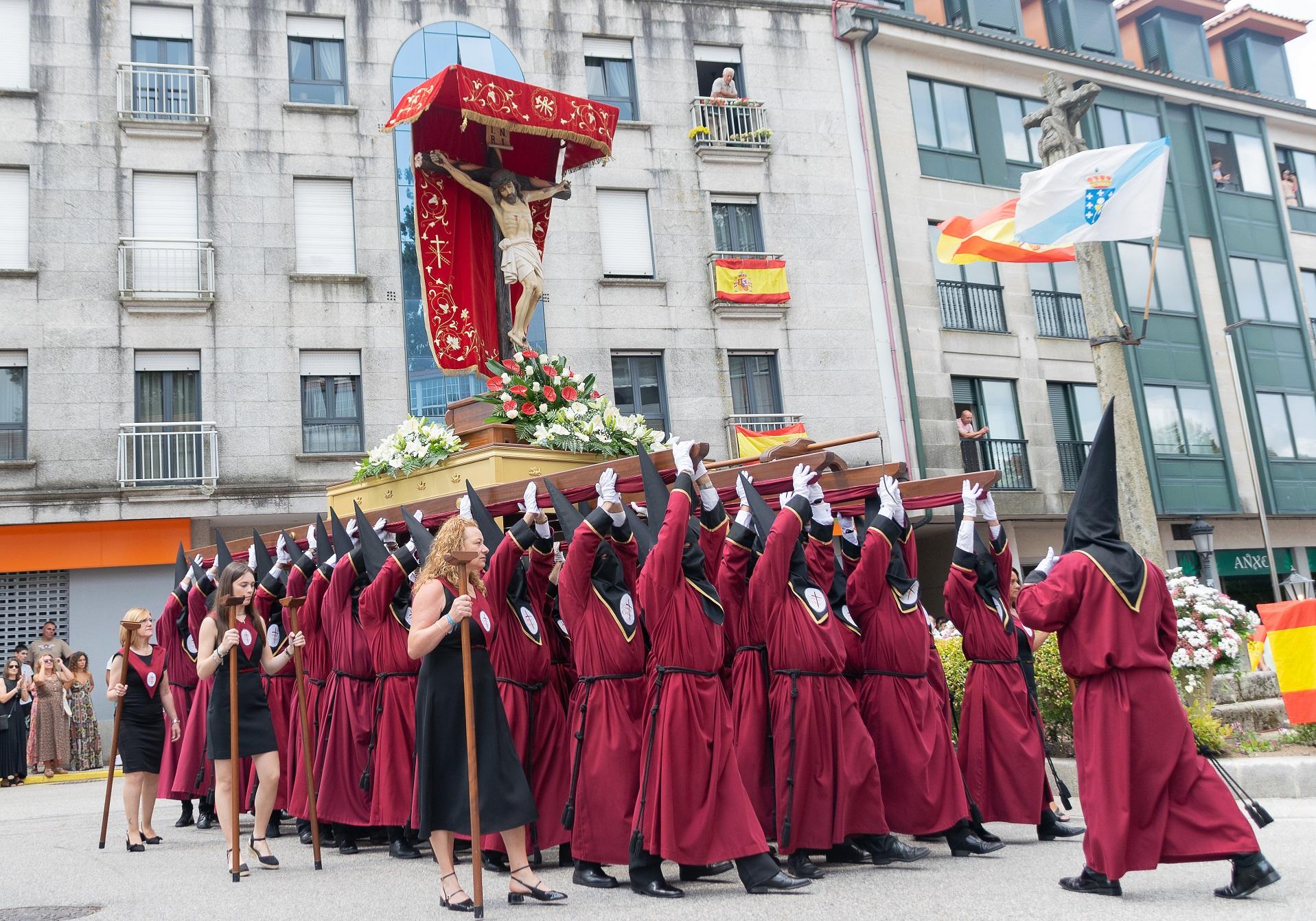 Onte A Cañiza vestiuse de gala para celebrar a procesión na honra do Santísimo Cristo da Agonía e da Nosa Señora A Virxe dos Dolores
