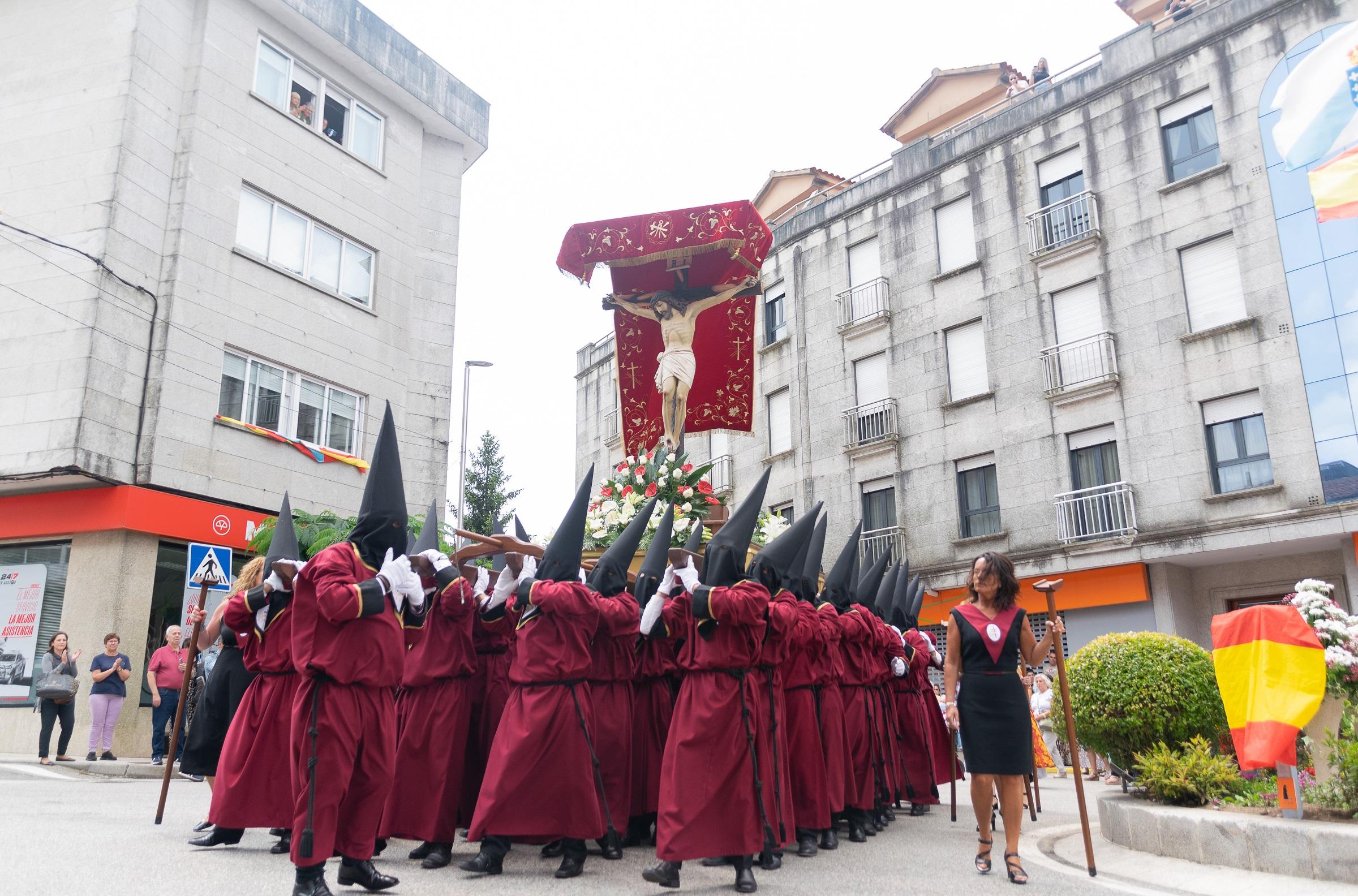 Onte A Cañiza vestiuse de gala para celebrar a procesión na honra do Santísimo Cristo da Agonía e da Nosa Señora A Virxe dos Dolores