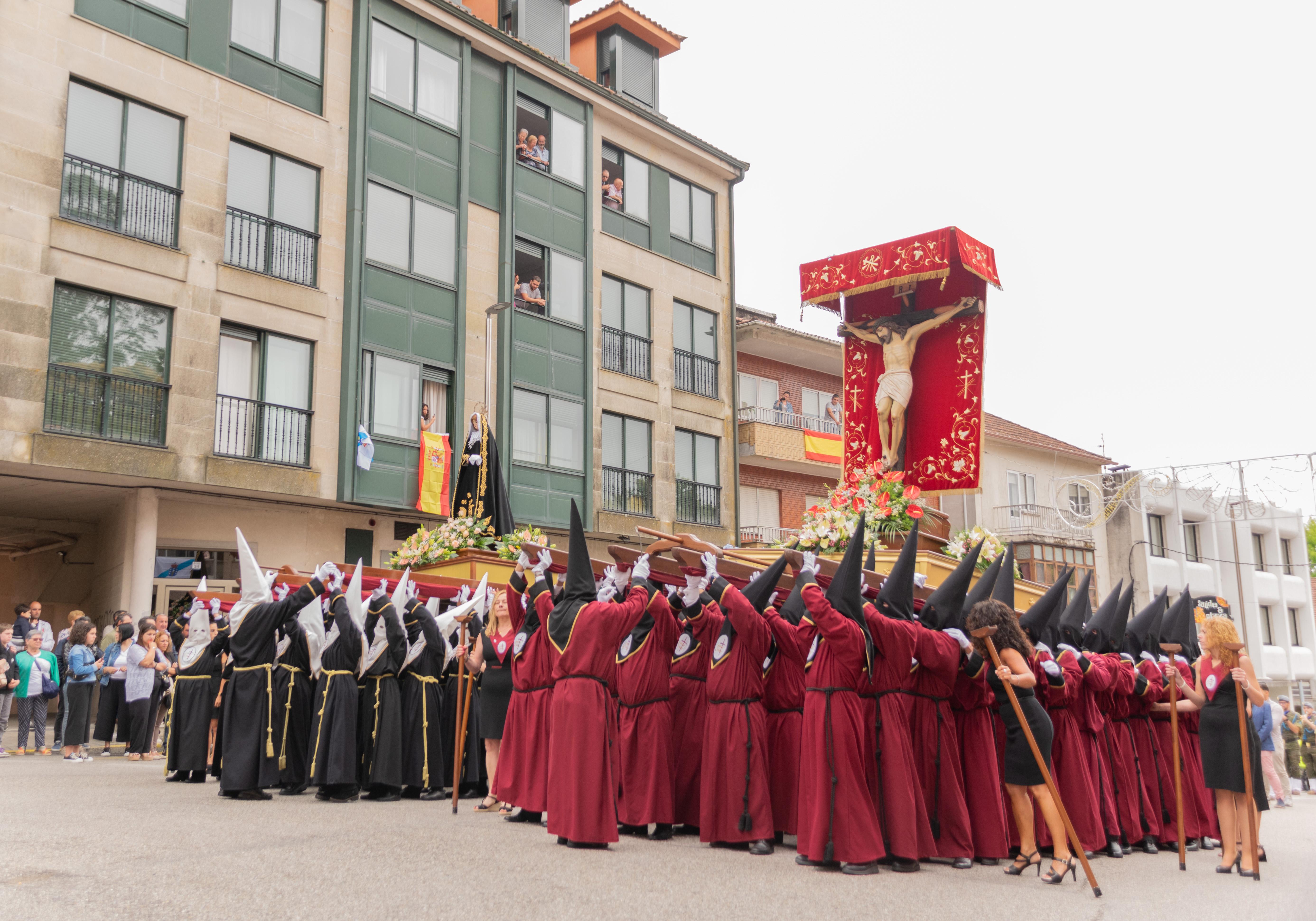 Este domingo A Cañiza volveu a vibrar de emoción e sentimento ao paso da procesión na honra do Santísimo Cristo da Agonía e da Nosa Señora A Virxe dos Dolores
