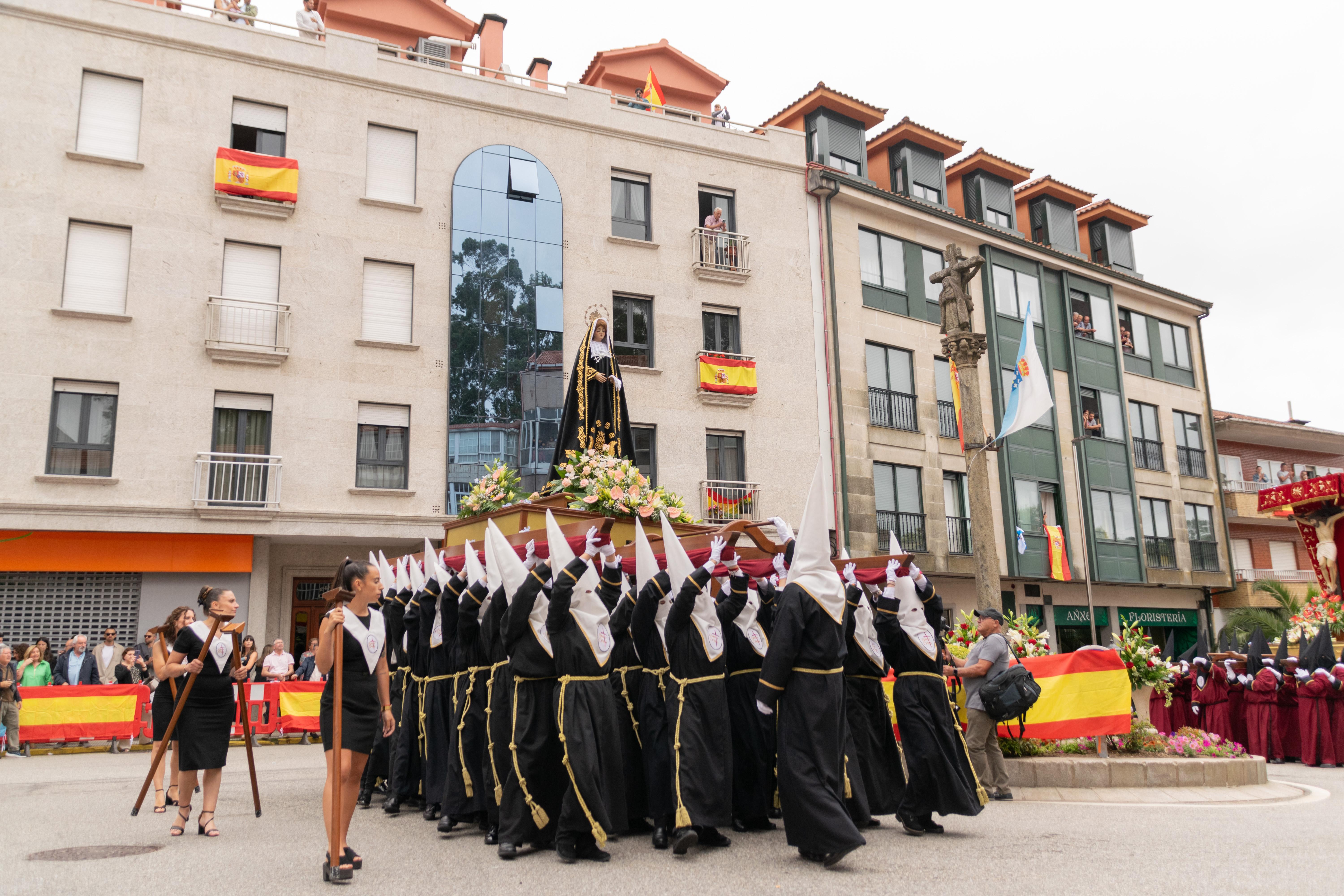 Este domingo A Cañiza volveu a vibrar de emoción e sentimento ao paso da procesión na honra do Santísimo Cristo da Agonía e da Nosa Señora A Virxe dos Dolores