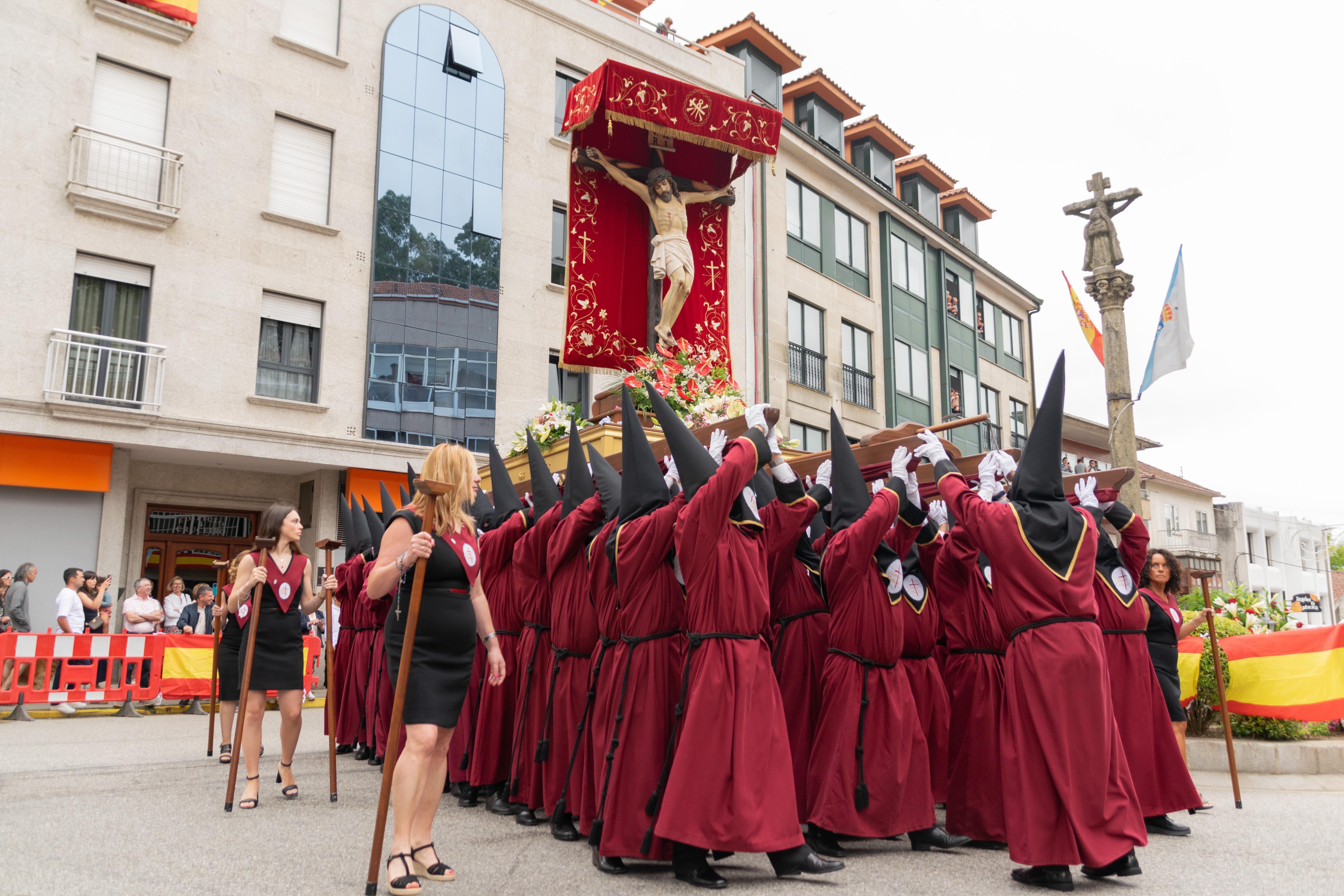 Este domingo A Cañiza volveu a vibrar de emoción e sentimento ao paso da procesión na honra do Santísimo Cristo da Agonía e da Nosa Señora A Virxe dos Dolores