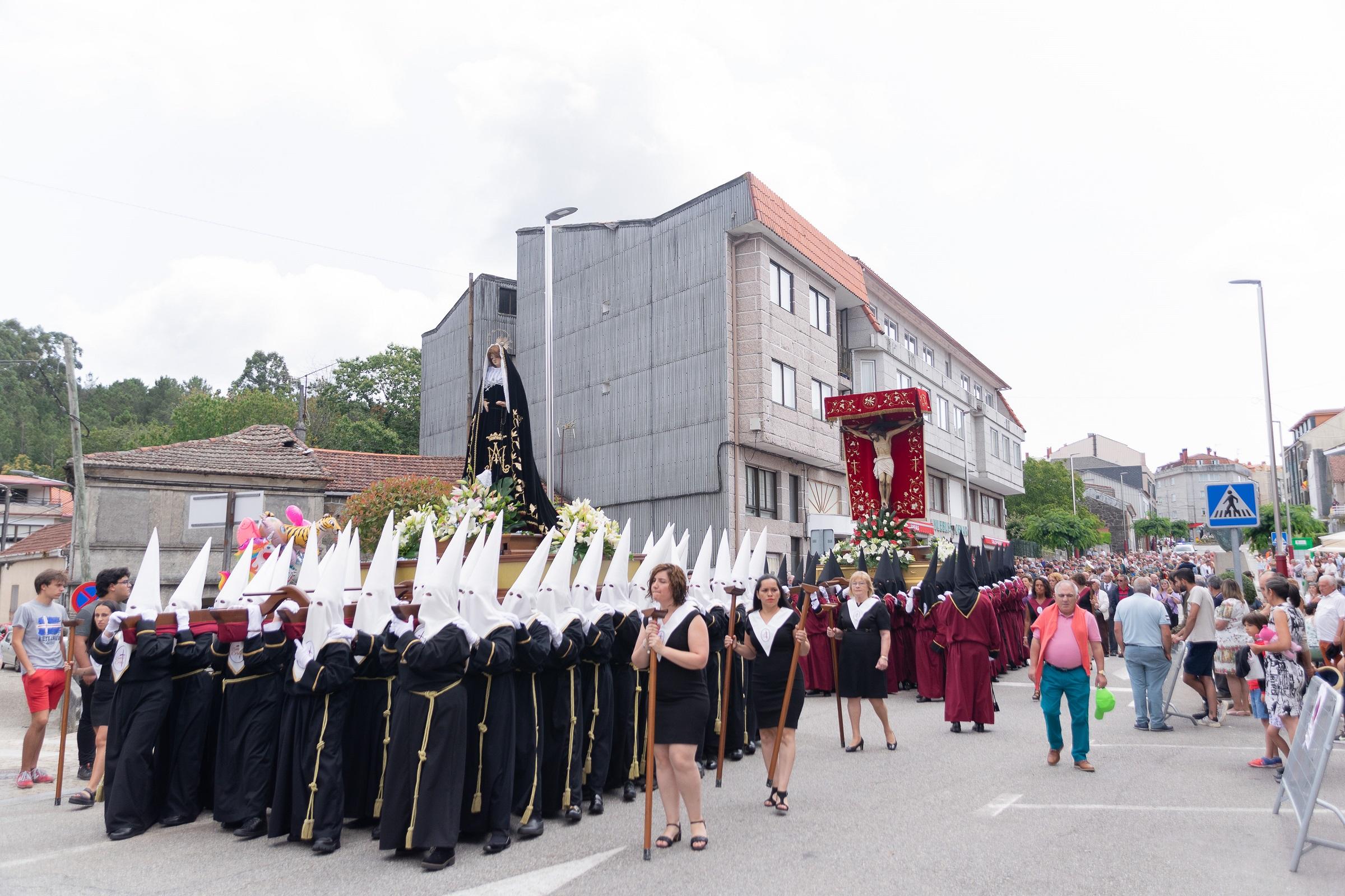 Onte A Cañiza vestiuse de gala para celebrar a procesión na honra do Santísimo Cristo da Agonía e da Nosa Señora A Virxe dos Dolores