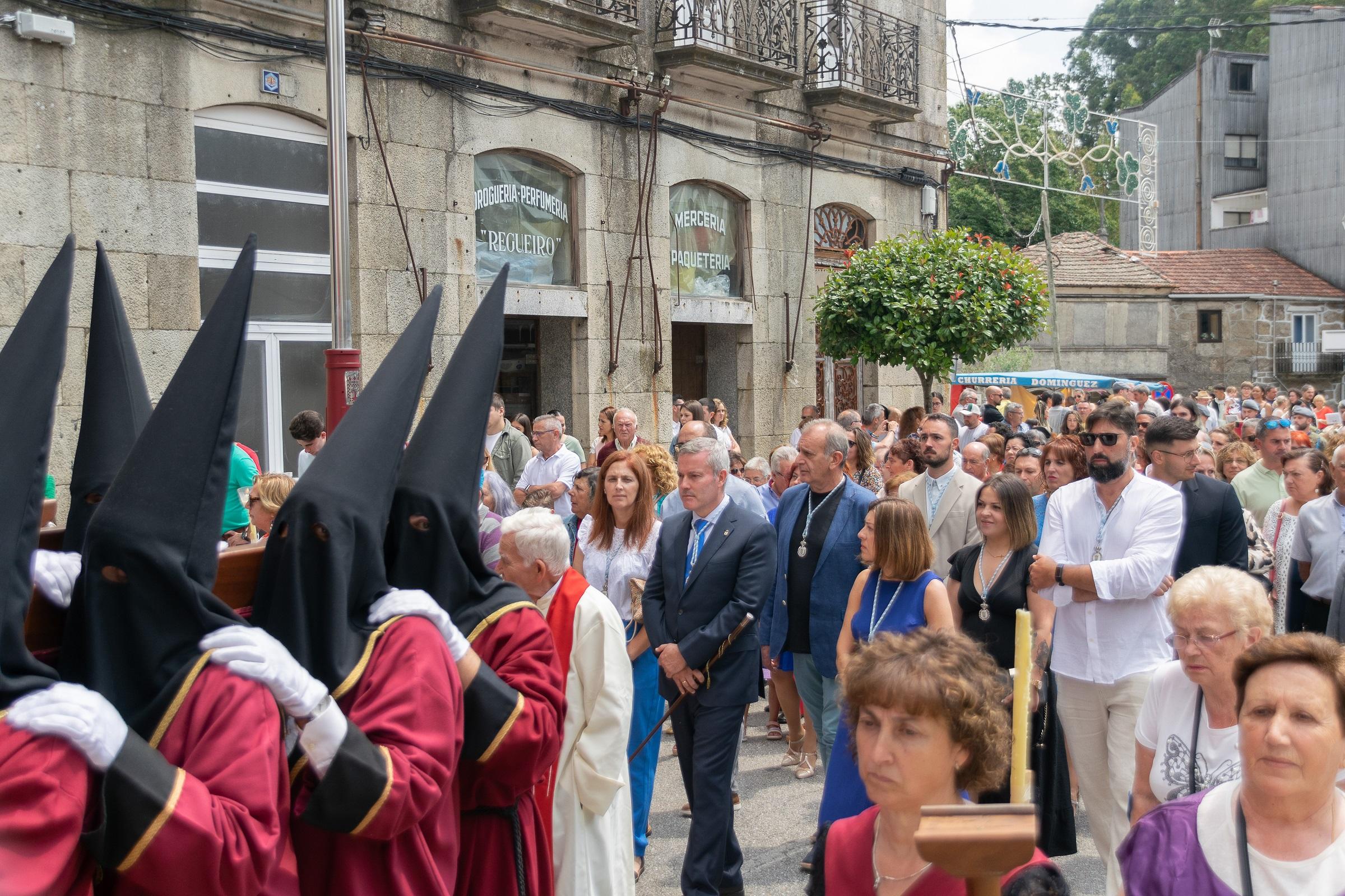 Onte A Cañiza vestiuse de gala para celebrar a procesión na honra do Santísimo Cristo da Agonía e da Nosa Señora A Virxe dos Dolores