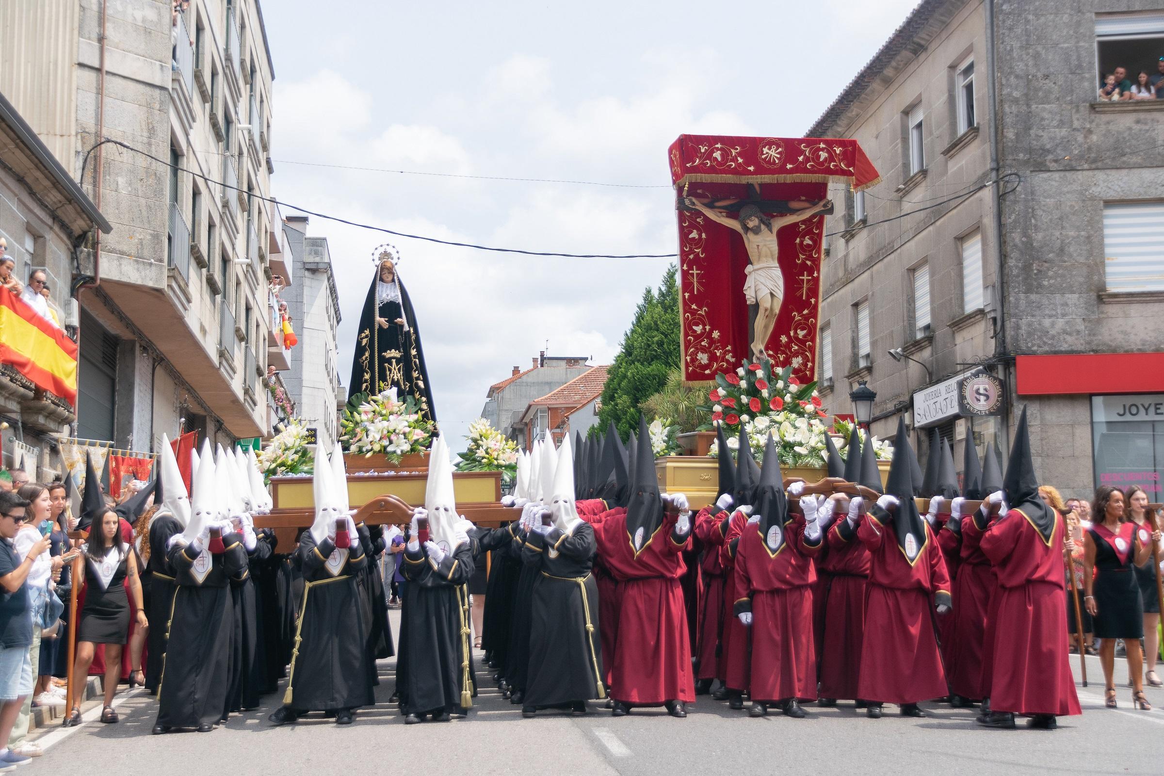 Onte A Cañiza vestiuse de gala para celebrar a procesión na honra do Santísimo Cristo da Agonía e da Nosa Señora A Virxe dos Dolores