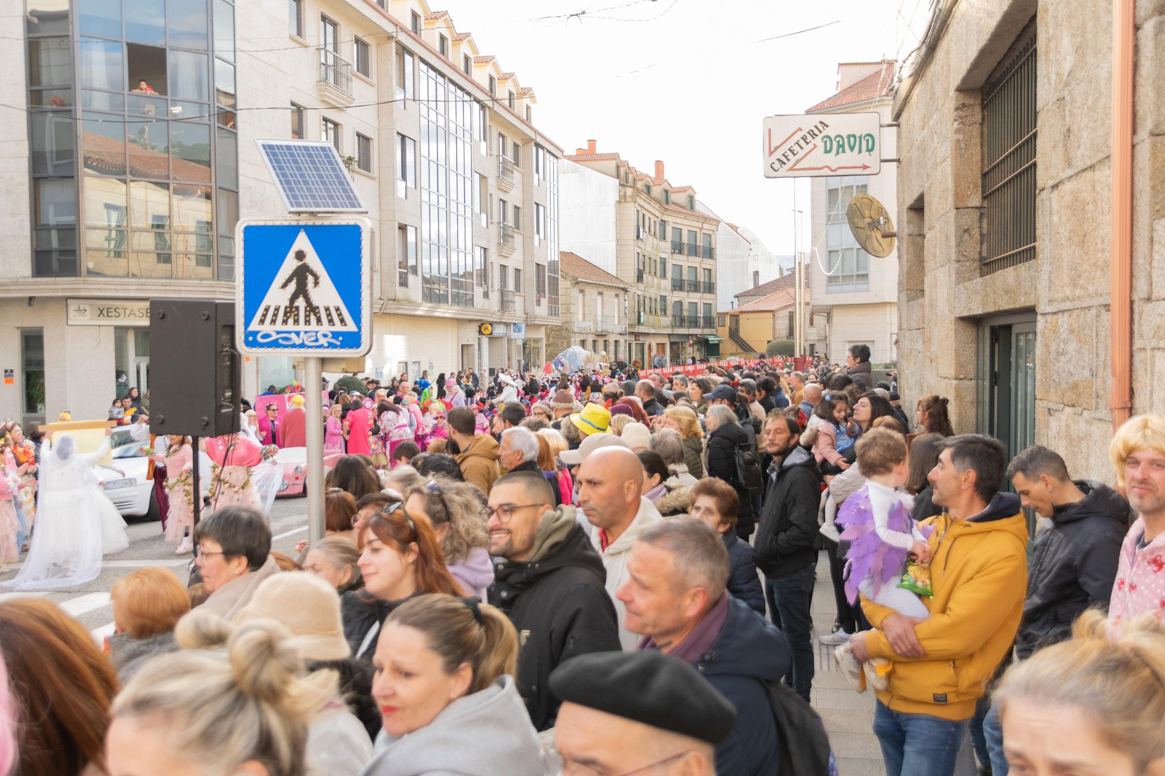 A Cañiza volve a superarse este sábado coa celebración do Concurso de Comparsas