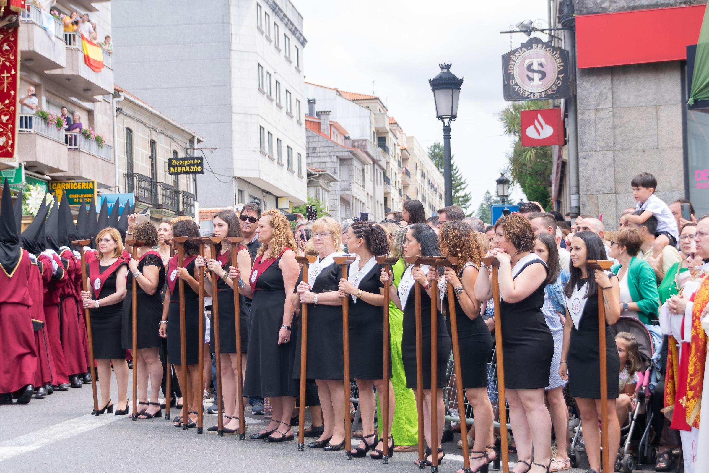 Onte A Cañiza vestiuse de gala para celebrar a procesión na honra do Santísimo Cristo da Agonía e da Nosa Señora A Virxe dos Dolores