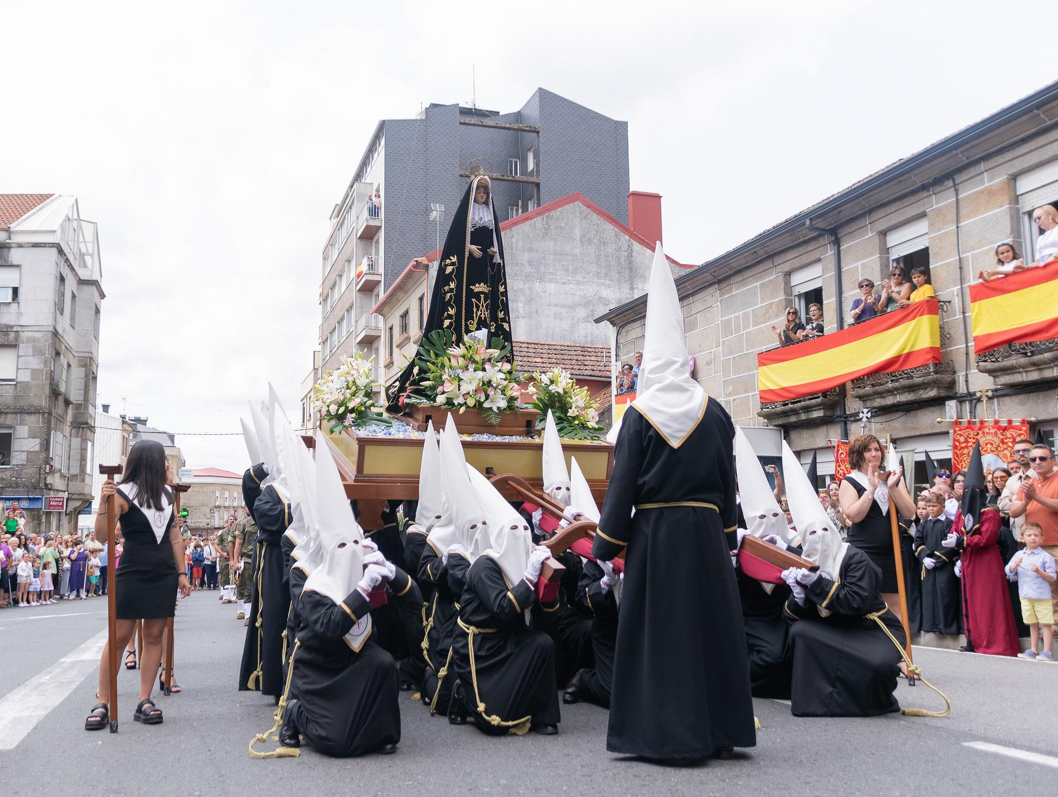 Onte A Cañiza vestiuse de gala para celebrar a procesión na honra do Santísimo Cristo da Agonía e da Nosa Señora A Virxe dos Dolores
