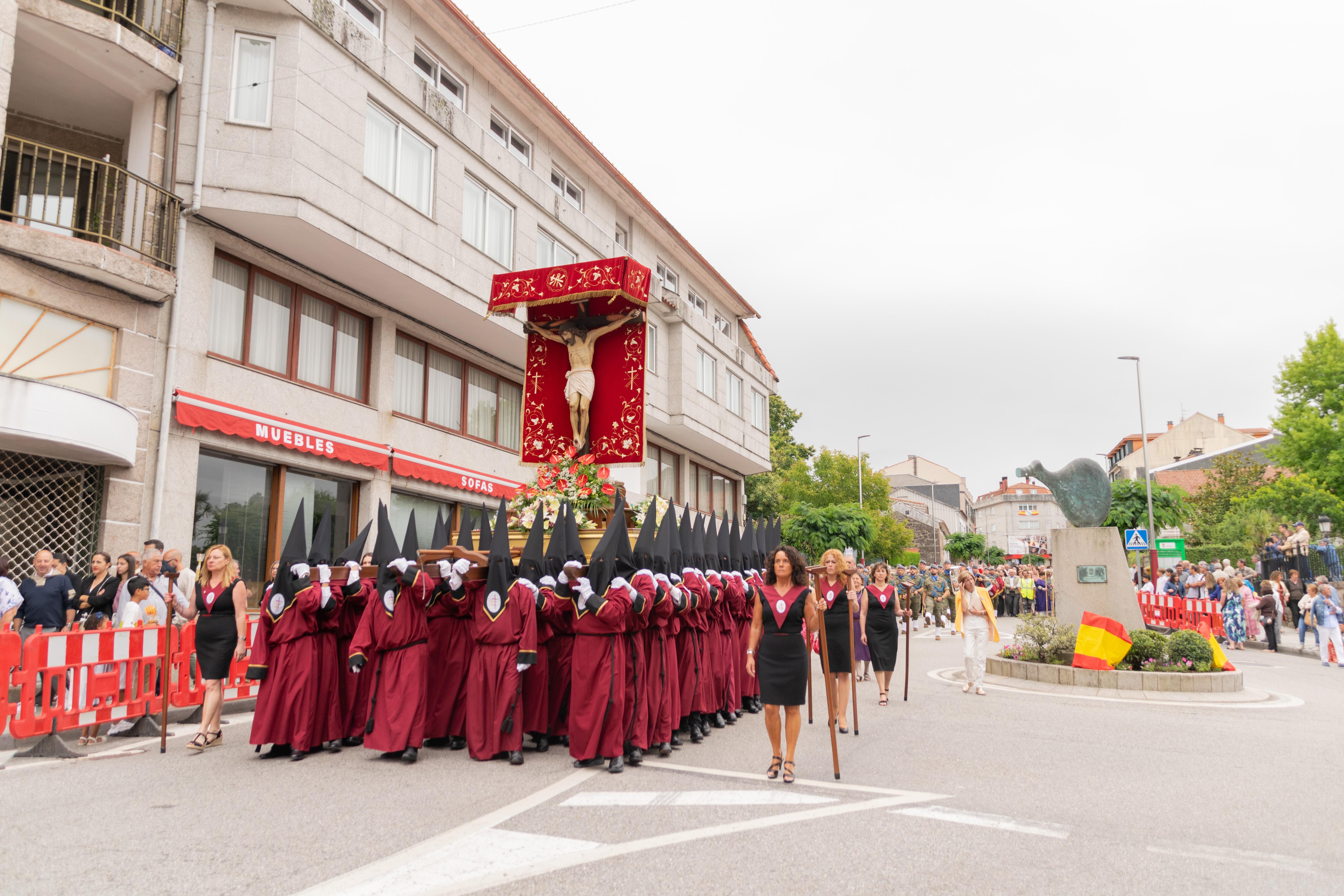 Este domingo A Cañiza volveu a vibrar de emoción e sentimento ao paso da procesión na honra do Santísimo Cristo da Agonía e da Nosa Señora A Virxe dos Dolores