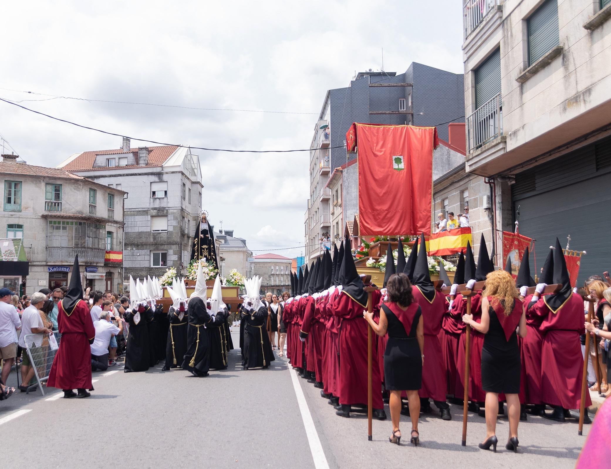 Onte A Cañiza vestiuse de gala para celebrar a procesión na honra do Santísimo Cristo da Agonía e da Nosa Señora A Virxe dos Dolores