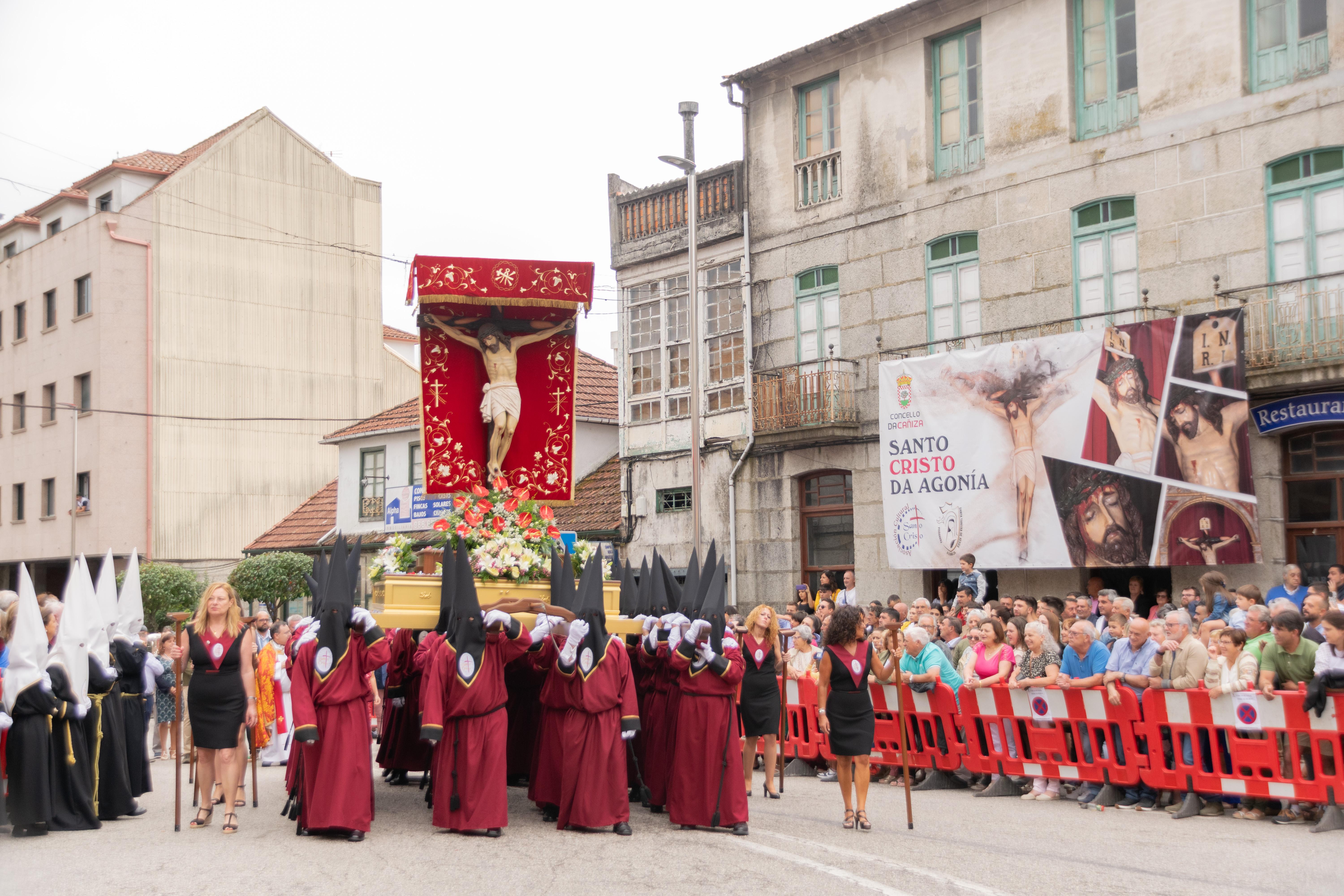 Este domingo A Cañiza volveu a vibrar de emoción e sentimento ao paso da procesión na honra do Santísimo Cristo da Agonía e da Nosa Señora A Virxe dos Dolores