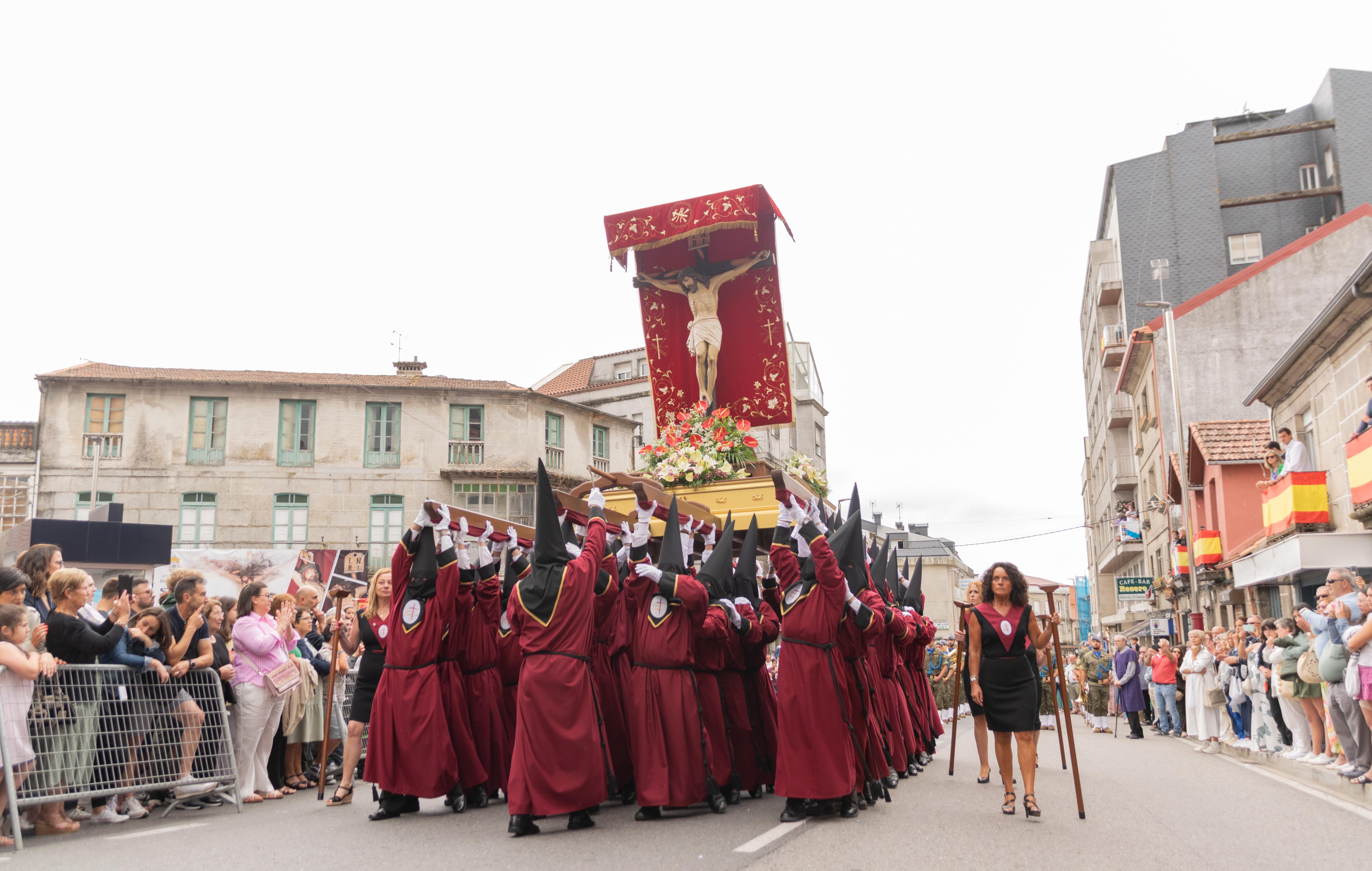Este domingo A Cañiza volveu a vibrar de emoción e sentimento ao paso da procesión na honra do Santísimo Cristo da Agonía e da Nosa Señora A Virxe dos Dolores
