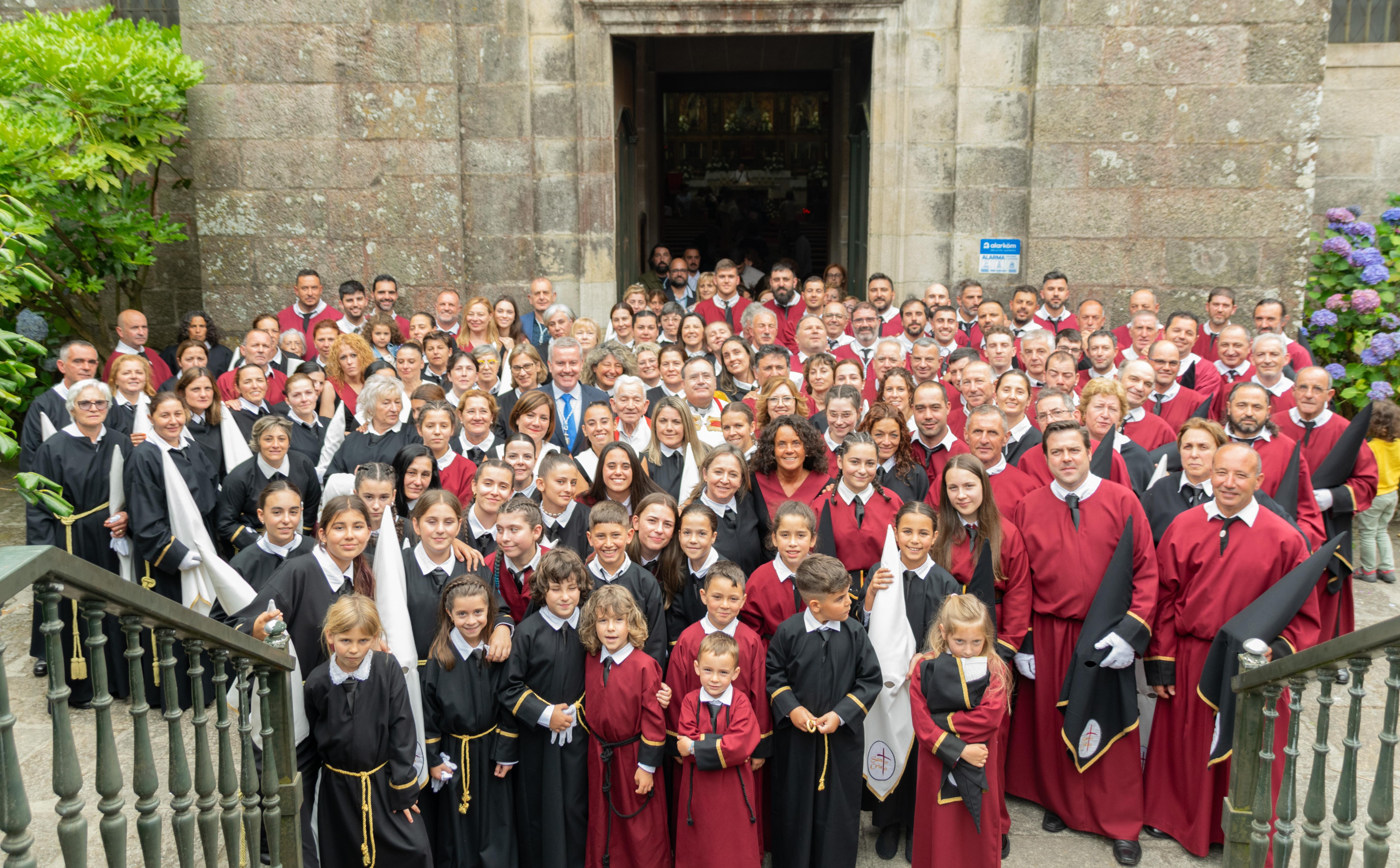 Este domingo A Cañiza volveu a vibrar de emoción e sentimento ao paso da procesión na honra do Santísimo Cristo da Agonía e da Nosa Señora A Virxe dos Dolores