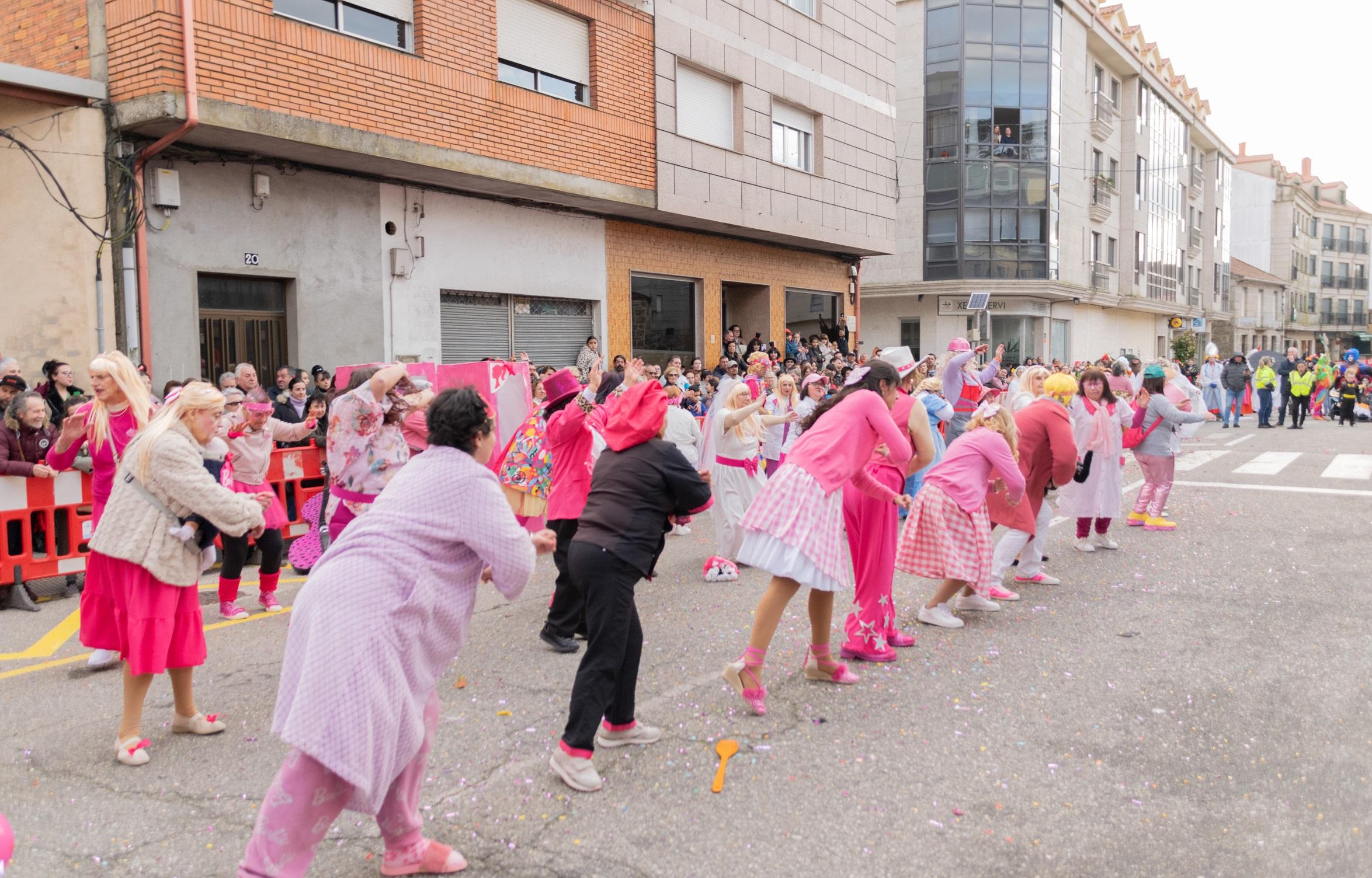 A Cañiza volve a superarse este sábado coa celebración do Concurso de Comparsas