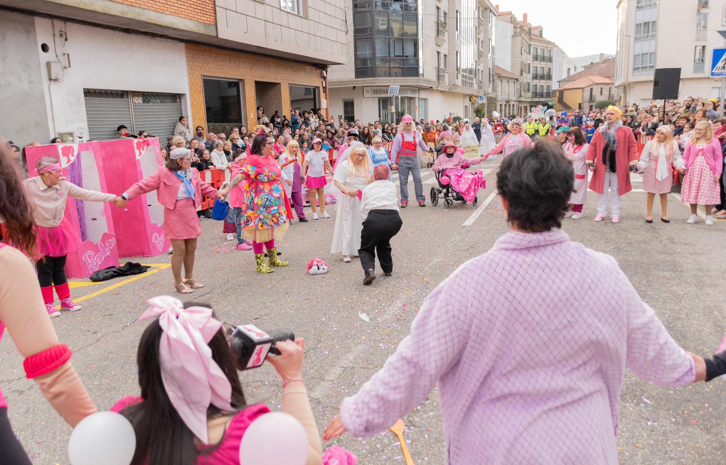 A Cañiza volve a superarse este sábado coa celebración do Concurso de Comparsas